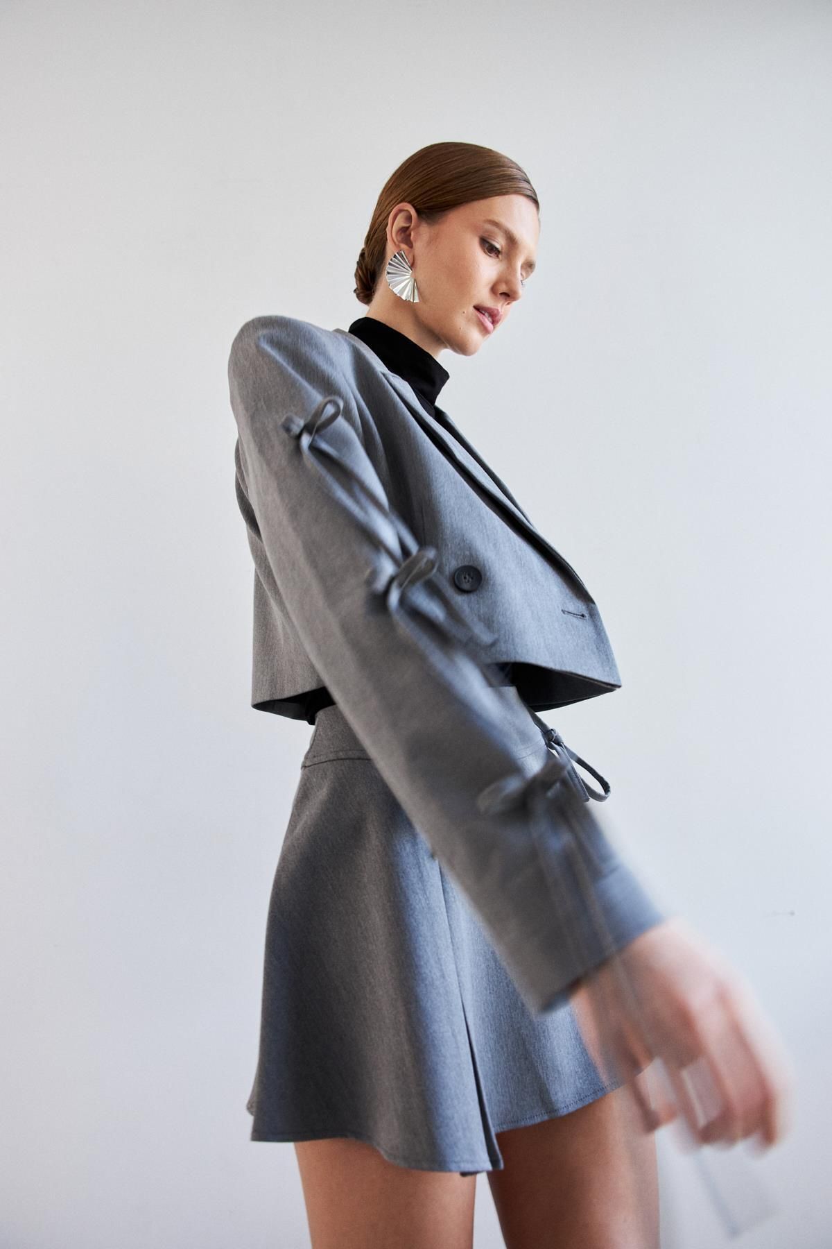 Vatkalı Crop Kurdele Detaylı Gri Kadın Blazer Ceket Vatkalı Crop Kurdele Detaylı Gri Kadın Blazer Ceket