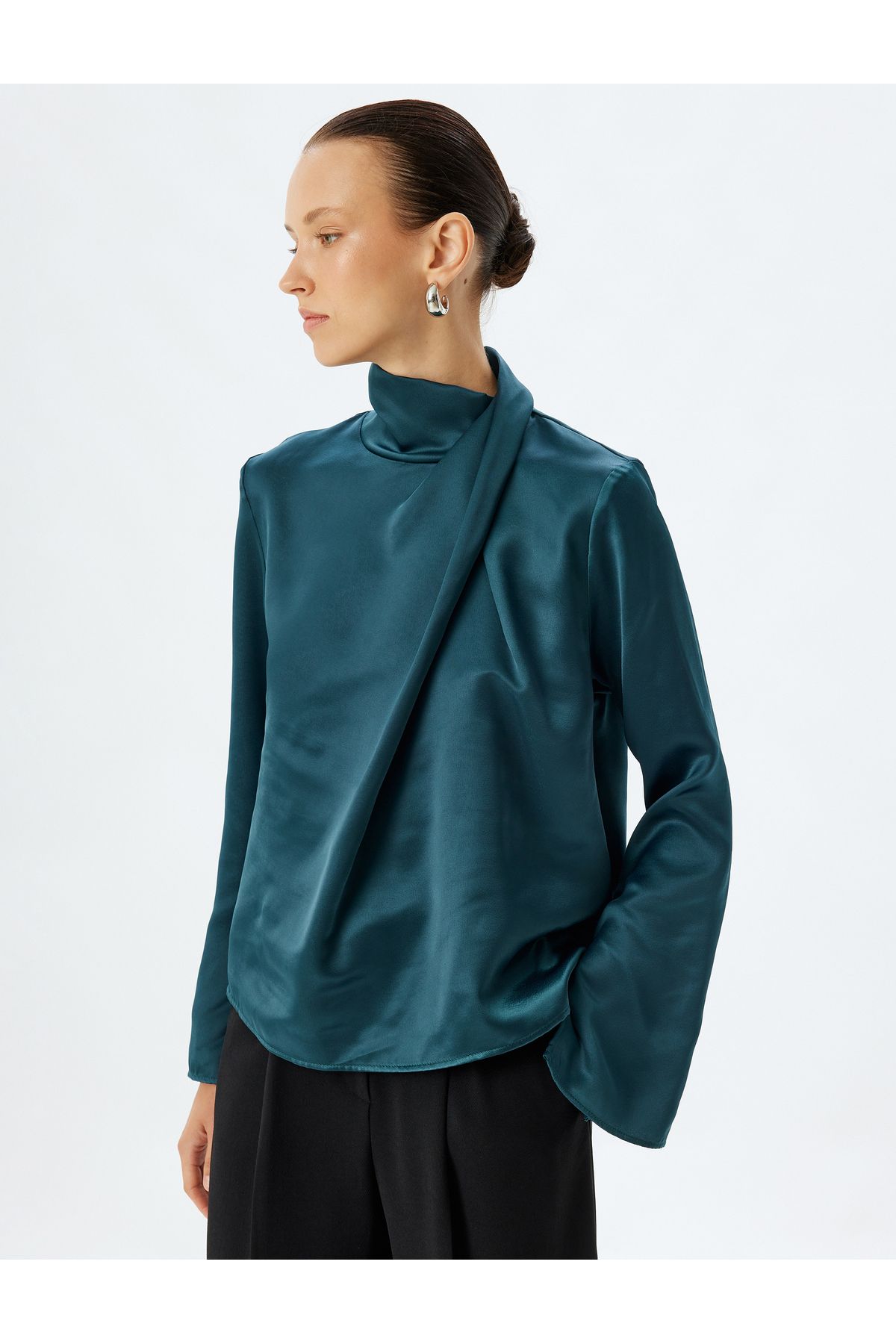 Saten Bluz Asimetrik Dik Yaka Drape Detaylı Uzun Kollu Saten Bluz Asimetrik Dik Yaka Drape Detaylı Uzun Kollu