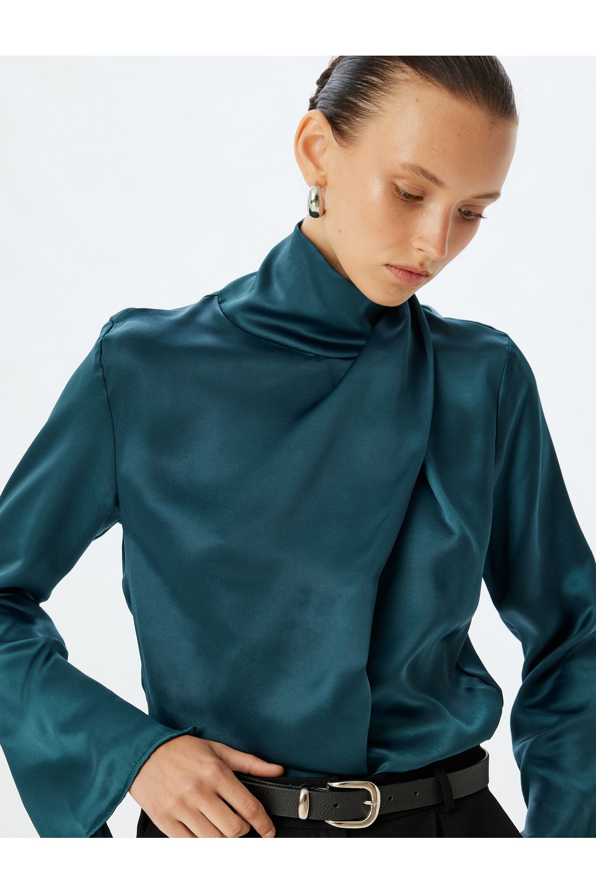 Saten Bluz Asimetrik Dik Yaka Drape Detaylı Uzun Kollu Saten Bluz Asimetrik Dik Yaka Drape Detaylı Uzun Kollu