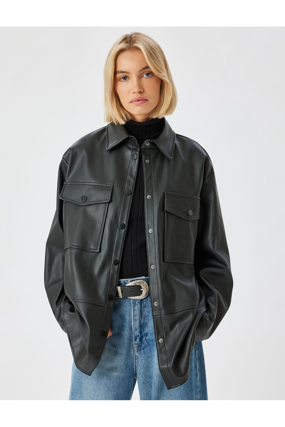 Suni Deri Oversize Gömlek Ceket Kapaklı Çift Cepli Suni Deri Oversize Gömlek Ceket Kapaklı Çift Cepli