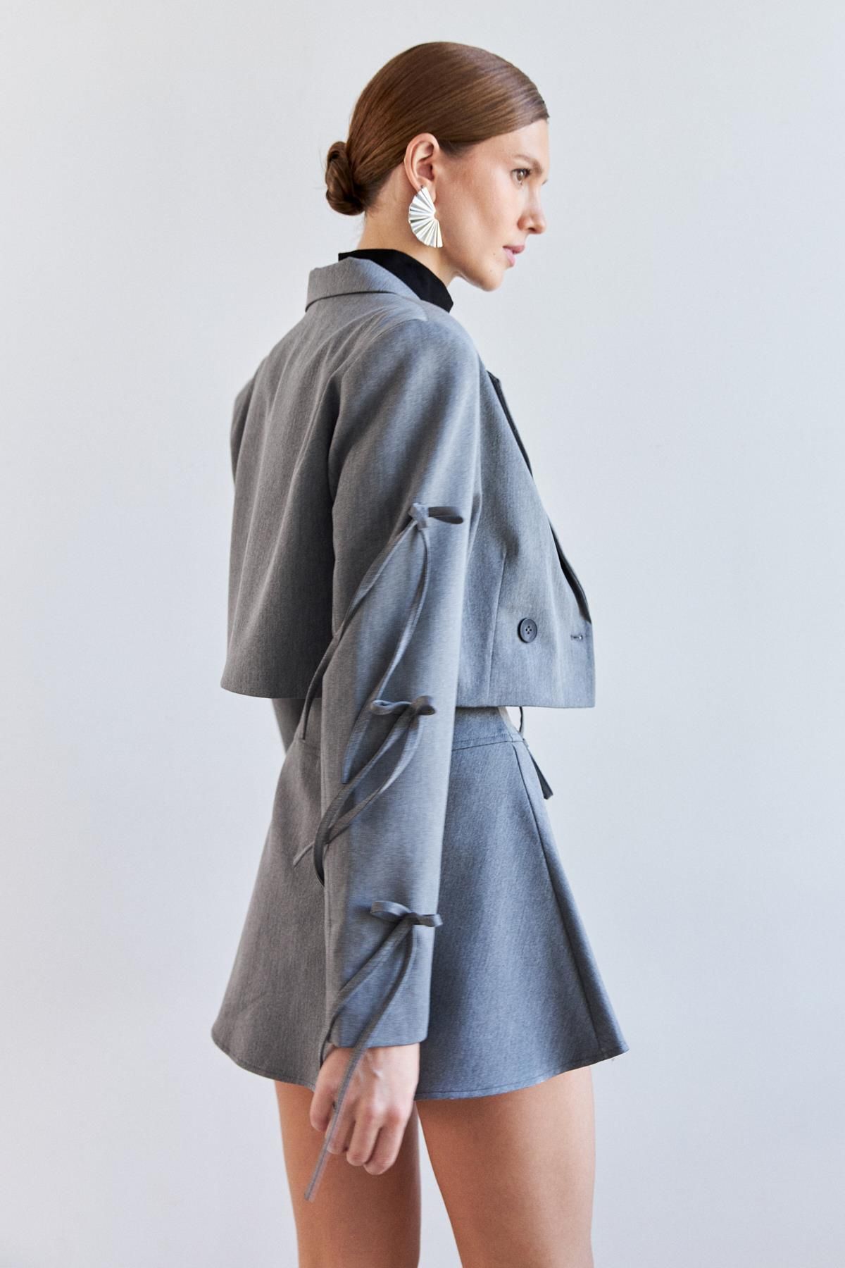 Vatkalı Crop Kurdele Detaylı Gri Kadın Blazer Ceket Vatkalı Crop Kurdele Detaylı Gri Kadın Blazer Ceket