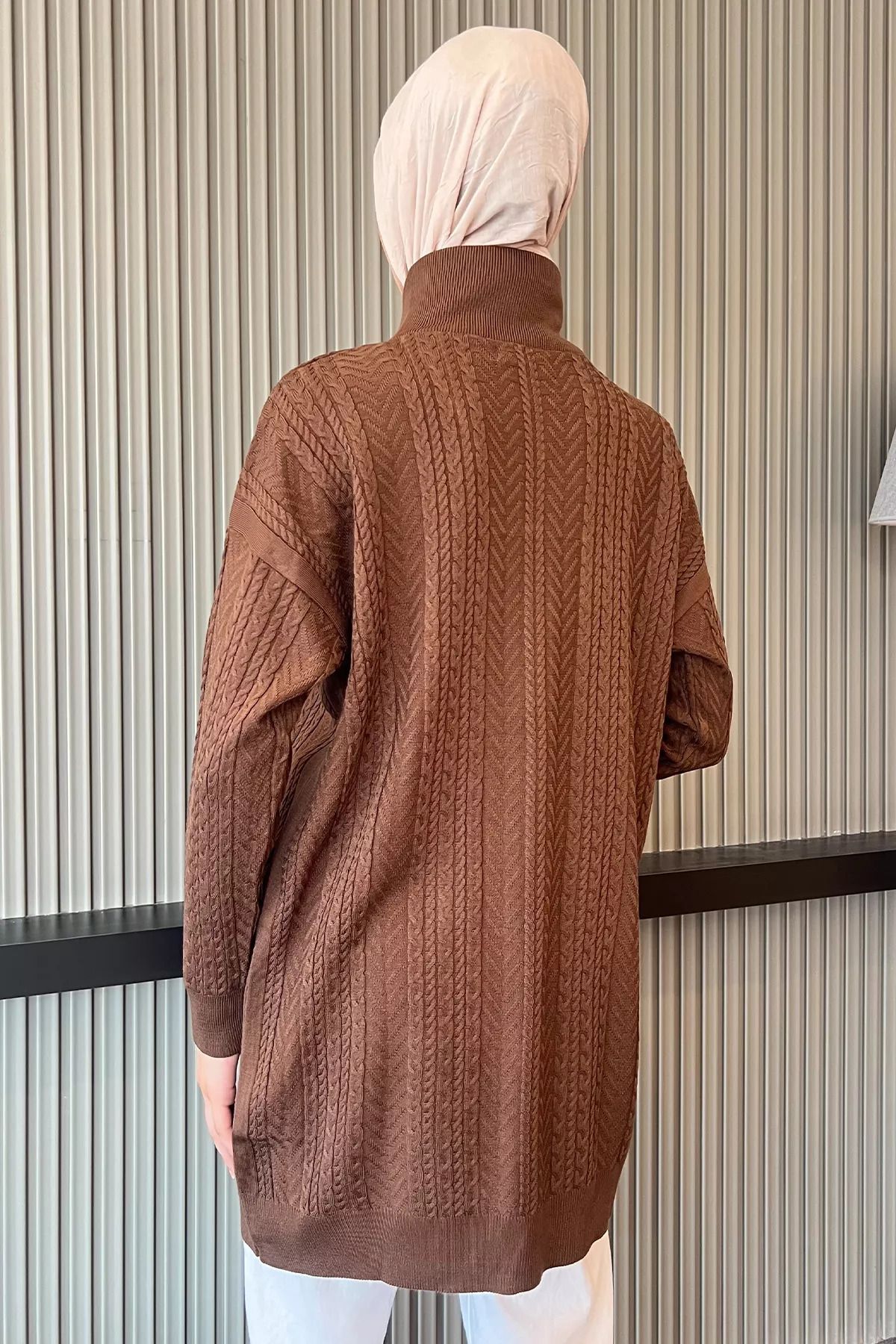 Kahve Kadın Ön Fermuar Detaylı Örgü Desenli Triko Tunik Kahve Kadın Ön Fermuar Detaylı Örgü Desenli Triko Tunik