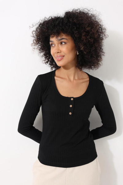 Siyah Düğme Detaylı Fitilli Görünümlü Yuvalak Yaka Uzun Kollu Kadın Bluz - 2443 Siyah Düğme Detaylı Fitilli Görünümlü Yuvalak Yaka Uzun Kollu Kadın Bluz - 2443