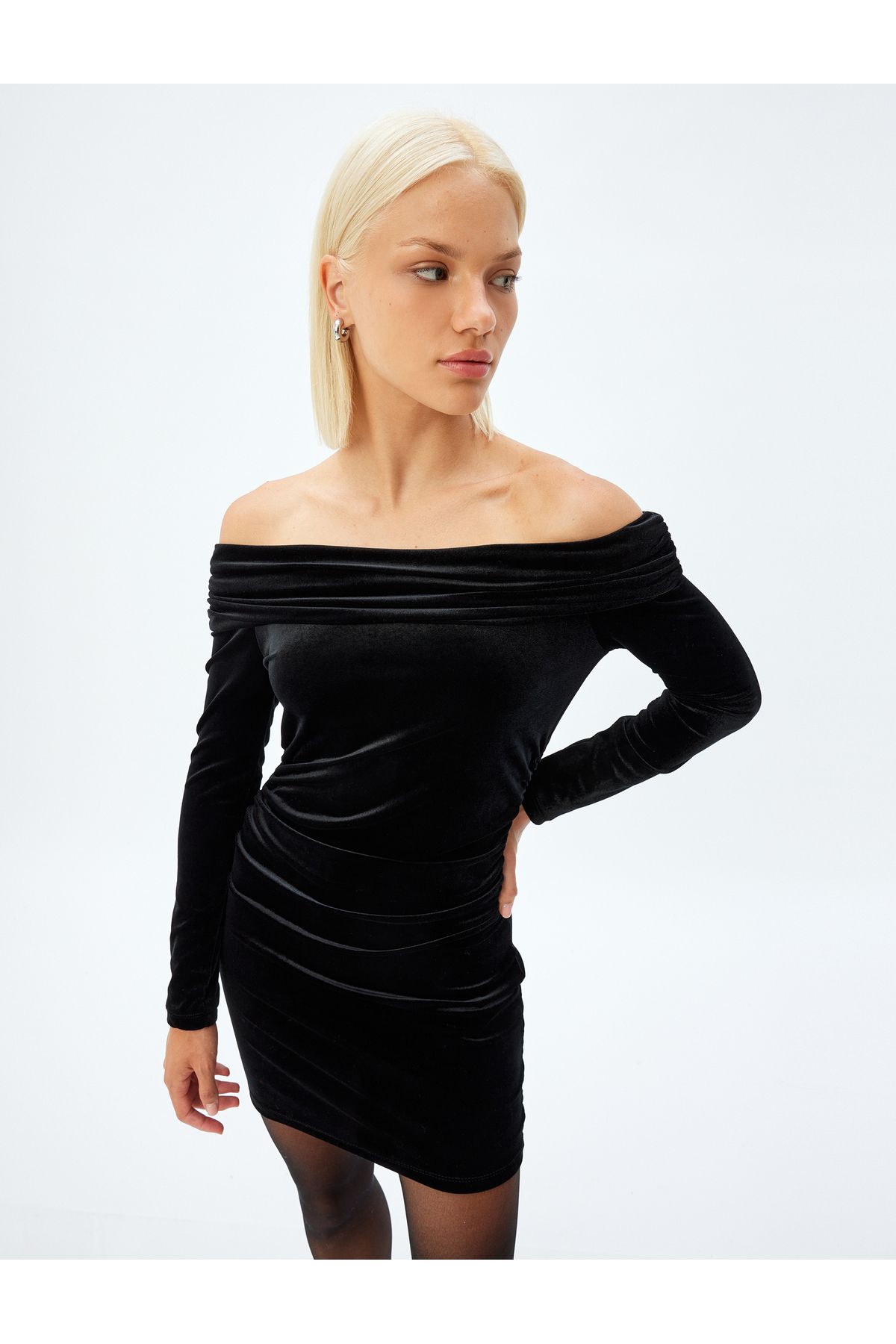 Mini Omzu Açık Kadife Elbise Uzun Kollu Kalem Form Slim Fit Mini Omzu Açık Kadife Elbise Uzun Kollu Kalem Form Slim Fit