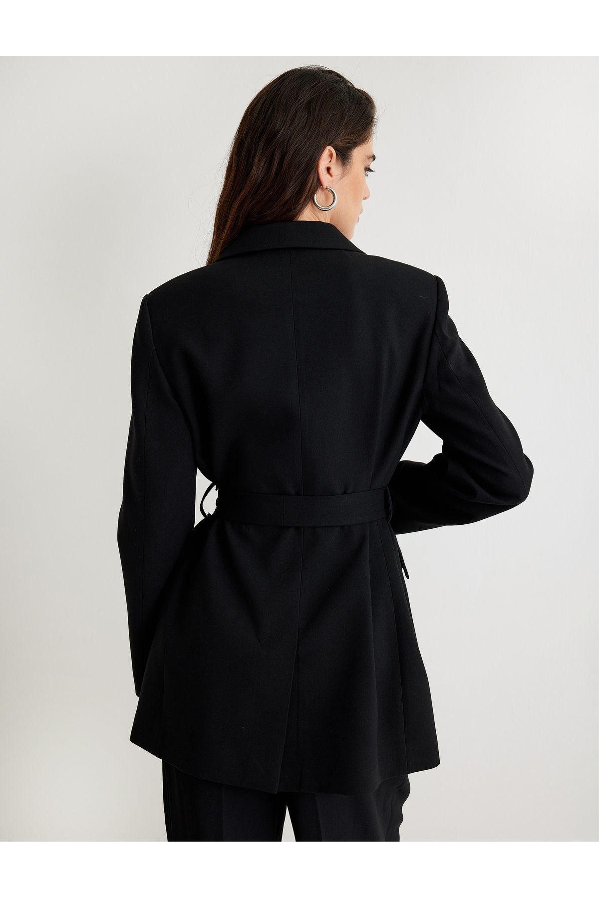 Kemerli Kruvaze Blazer Ceket Kalça Boy Düğmeli Kapaklı Cep Detaylı Kemerli Kruvaze Blazer Ceket Kalça Boy Düğmeli Kapaklı Cep Detaylı