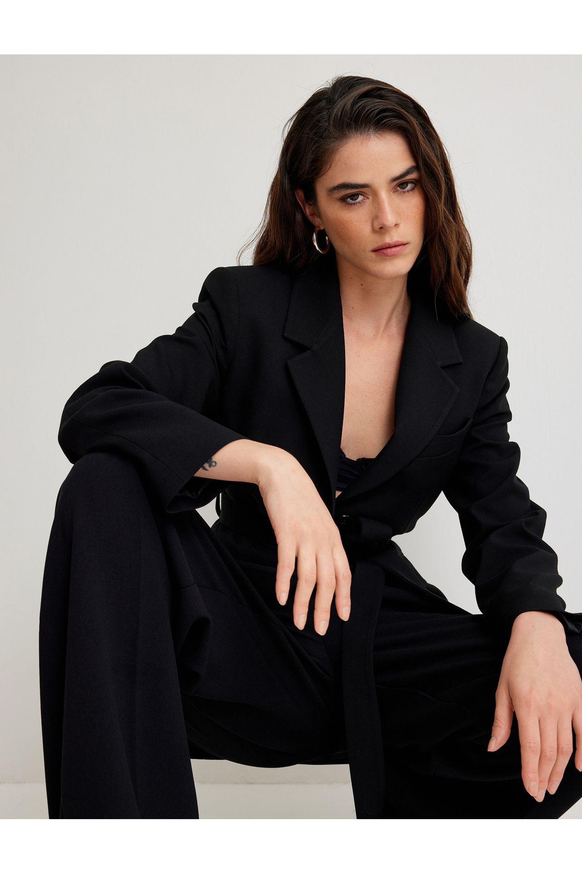 Kemerli Kruvaze Blazer Ceket Kalça Boy Düğmeli Kapaklı Cep Detaylı Kemerli Kruvaze Blazer Ceket Kalça Boy Düğmeli Kapaklı Cep Detaylı