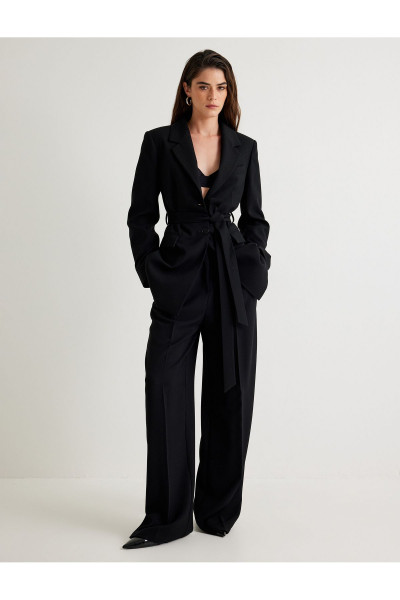 Kemerli Kruvaze Blazer Ceket Kalça Boy Düğmeli Kapaklı Cep Detaylı Kemerli Kruvaze Blazer Ceket Kalça Boy Düğmeli Kapaklı Cep Detaylı