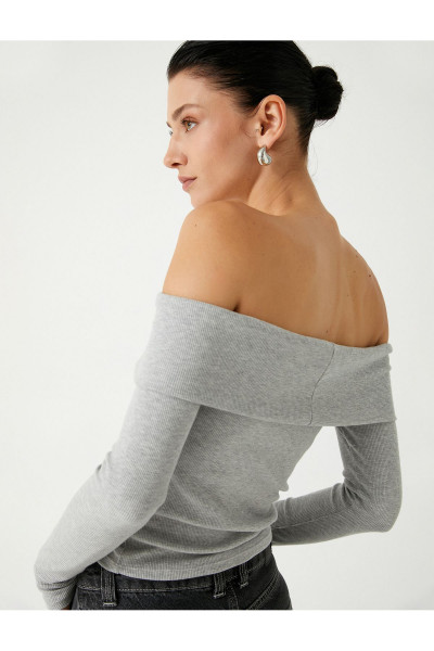 Madonna Yaka Tişört Fitilli Kat Detaylı Uzun Kollu Slim Fit Madonna Yaka Tişört Fitilli Kat Detaylı Uzun Kollu Slim Fit