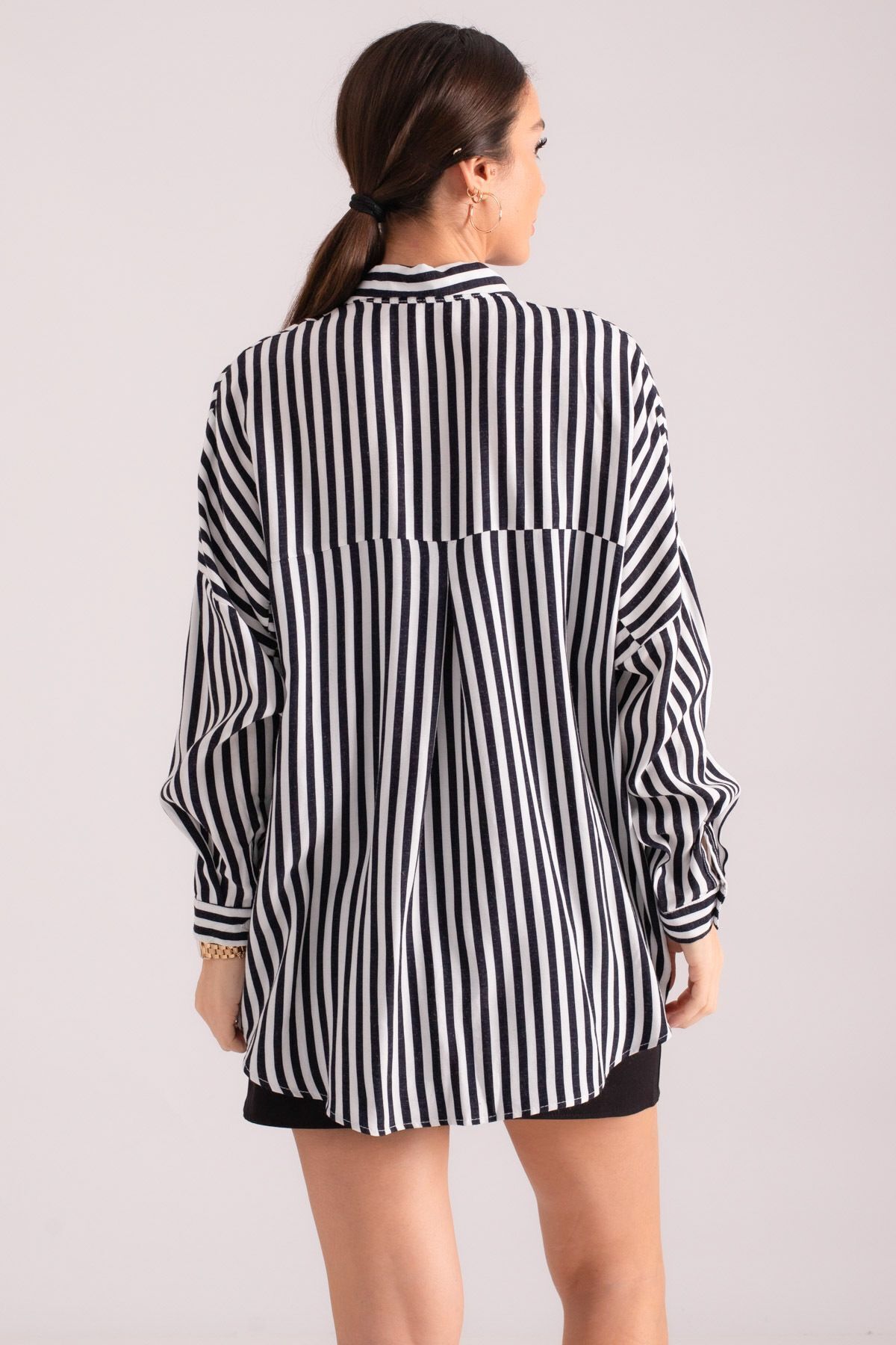 Kadın Siyah-Beyaz İnce Çizgili Oversize Uzun Basic Gömlek ARM-22Y001185 Kadın Siyah-Beyaz İnce Çizgili Oversize Uzun Basic Gömlek ARM-22Y001185