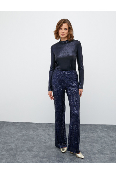 Melis Ağazat X Koton - Jakarlı Dik Yaka Tişört Melis Ağazat X Koton - Jakarlı Dik Yaka Tişört