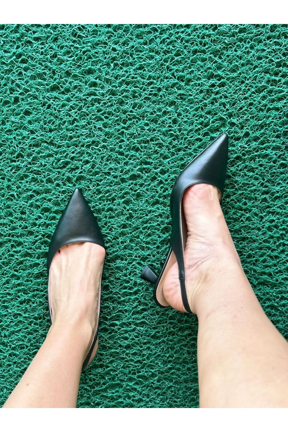 Laurel Siyah Cilt Alçak Topuklu(4 CM) Klasik Topuklu Ayakkabı Laurel Siyah Cilt Alçak Topuklu(4 CM) Klasik Topuklu Ayakkabı