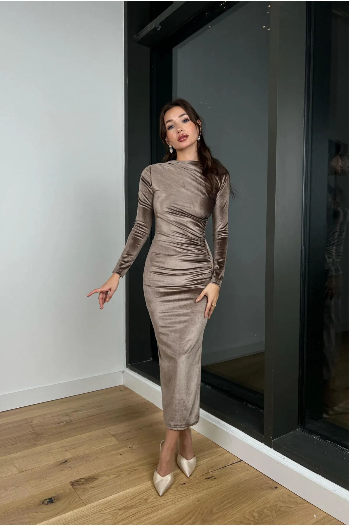 KADIN Uzun Kollu Drape Detaylı Malenkov Kadife Elbise KADIN Uzun Kollu Drape Detaylı Malenkov Kadife Elbise