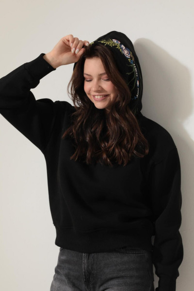 Siyah Sırtı ve Kapüşonu Gül Dalı Nakışlı Kapüşonlu Sweatshirt - 2430 Siyah Sırtı ve Kapüşonu Gül Dalı Nakışlı Kapüşonlu Sweatshirt - 2430