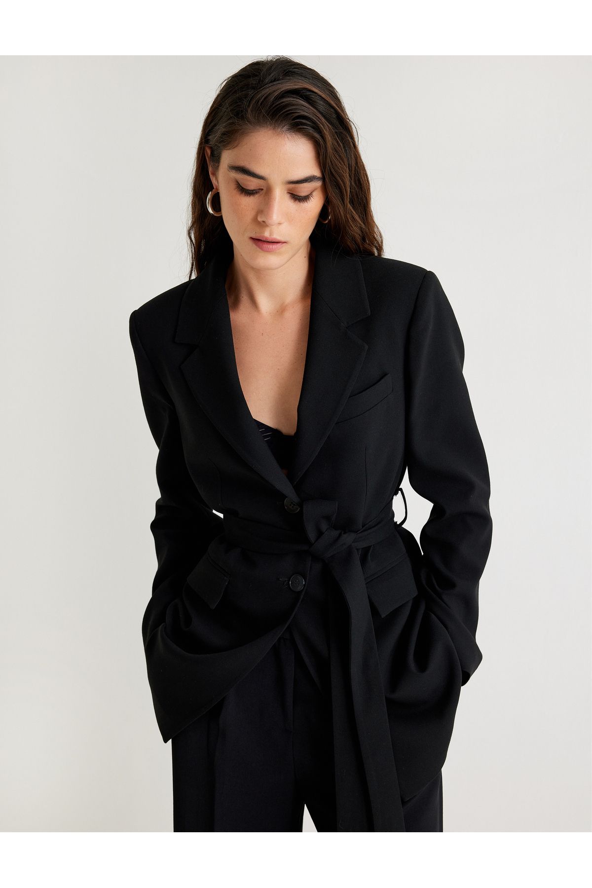 Kemerli Kruvaze Blazer Ceket Kalça Boy Düğmeli Kapaklı Cep Detaylı Kemerli Kruvaze Blazer Ceket Kalça Boy Düğmeli Kapaklı Cep Detaylı
