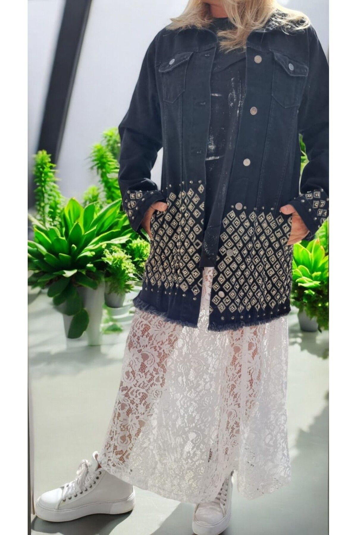 KADIN ÖZEL TASARIM KOT CEKET SİYAH, ÜZERİ İŞLEMELİ VE EL BOYAMASI DETAYLAR KADIN ÖZEL TASARIM KOT CEKET SİYAH, ÜZERİ İŞLEMELİ VE EL BOYAMASI DETAYLAR