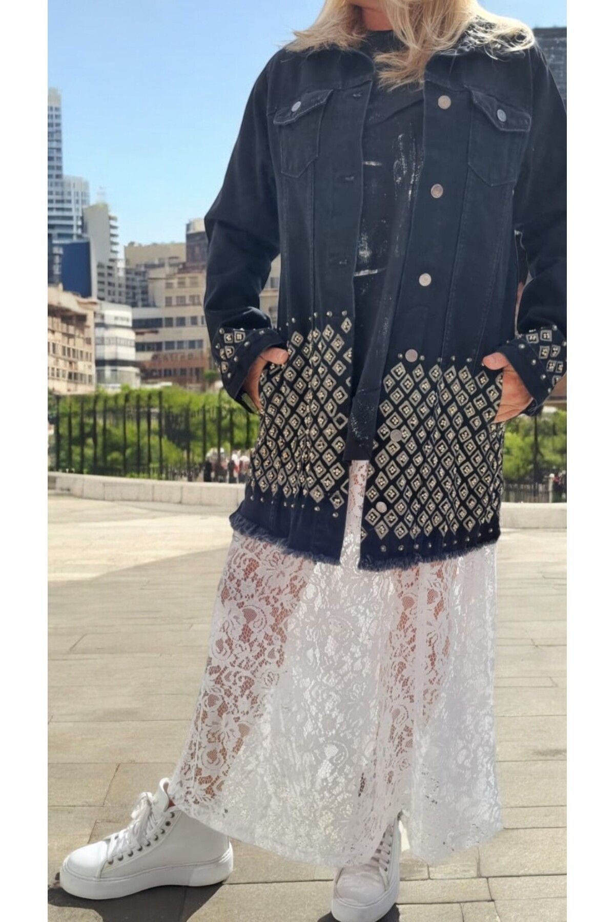 KADIN ÖZEL TASARIM KOT CEKET SİYAH, ÜZERİ İŞLEMELİ VE EL BOYAMASI DETAYLAR KADIN ÖZEL TASARIM KOT CEKET SİYAH, ÜZERİ İŞLEMELİ VE EL BOYAMASI DETAYLAR