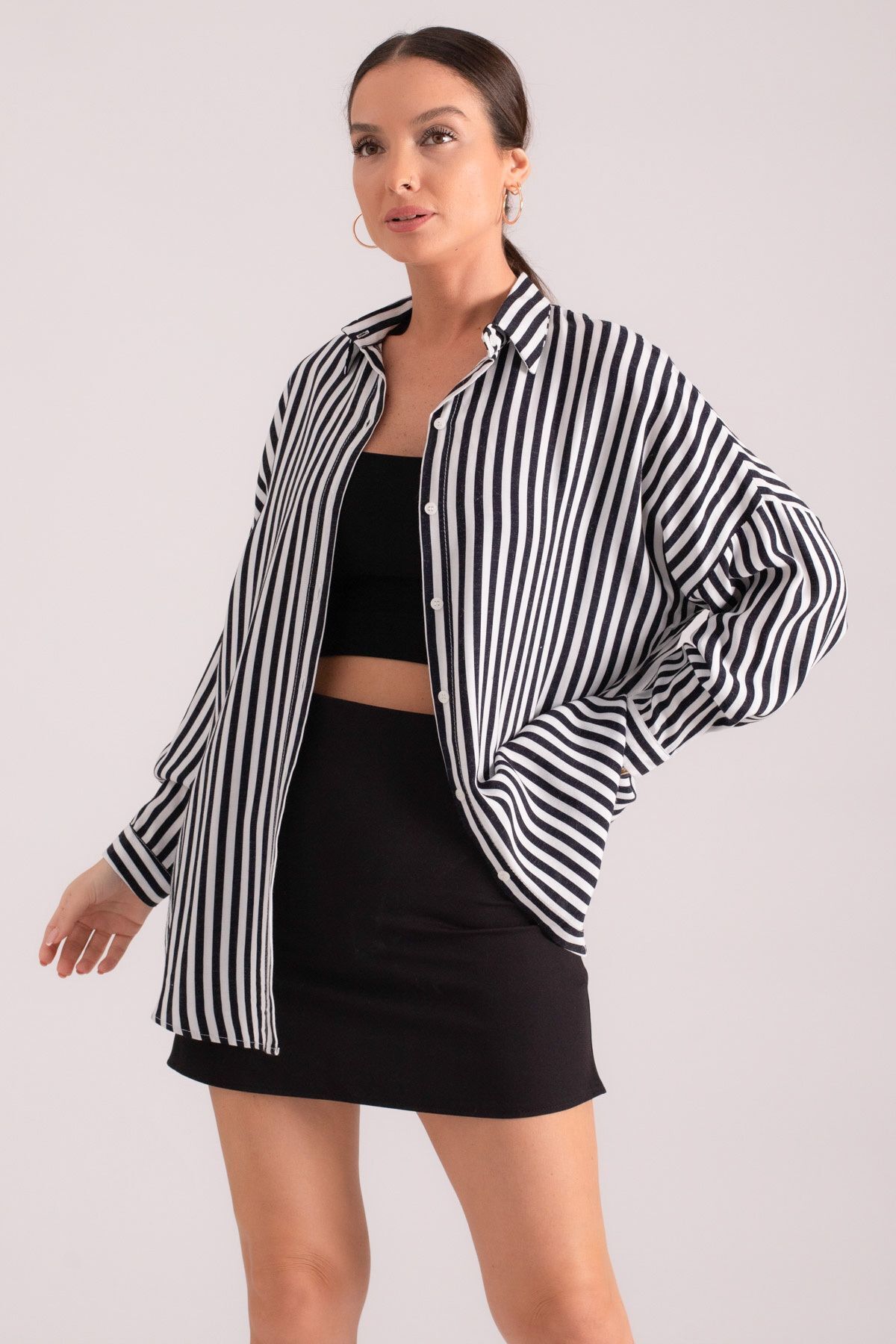 Kadın Siyah-Beyaz İnce Çizgili Oversize Uzun Basic Gömlek ARM-22Y001185 Kadın Siyah-Beyaz İnce Çizgili Oversize Uzun Basic Gömlek ARM-22Y001185