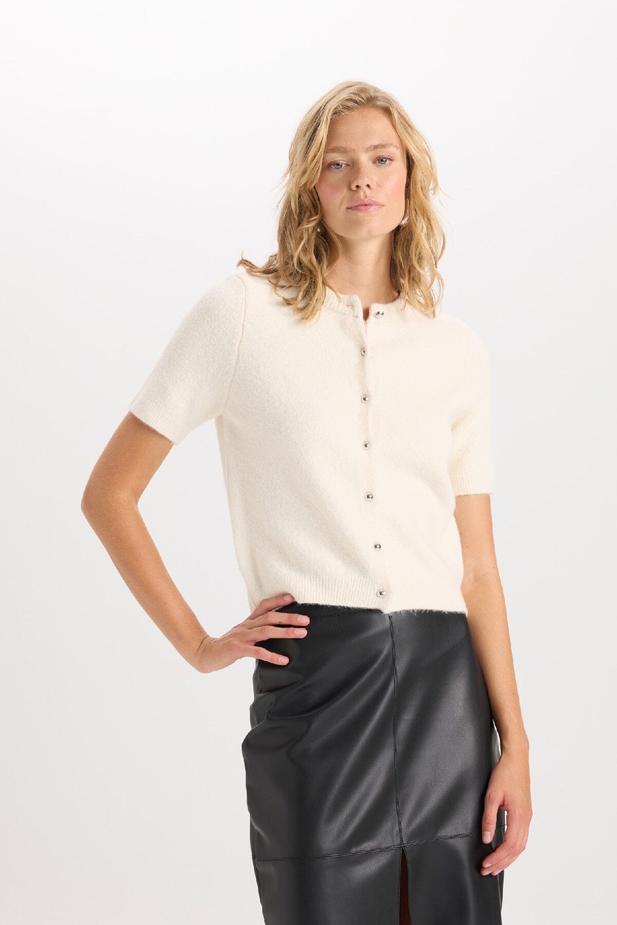 Regular Fit Bisiklet Yaka Basic Düz Düğmeli Kısa Kollu Triko Hırka D3526ax24wn Regular Fit Bisiklet Yaka Basic Düz Düğmeli Kısa Kollu Triko Hırka D3526ax24wn