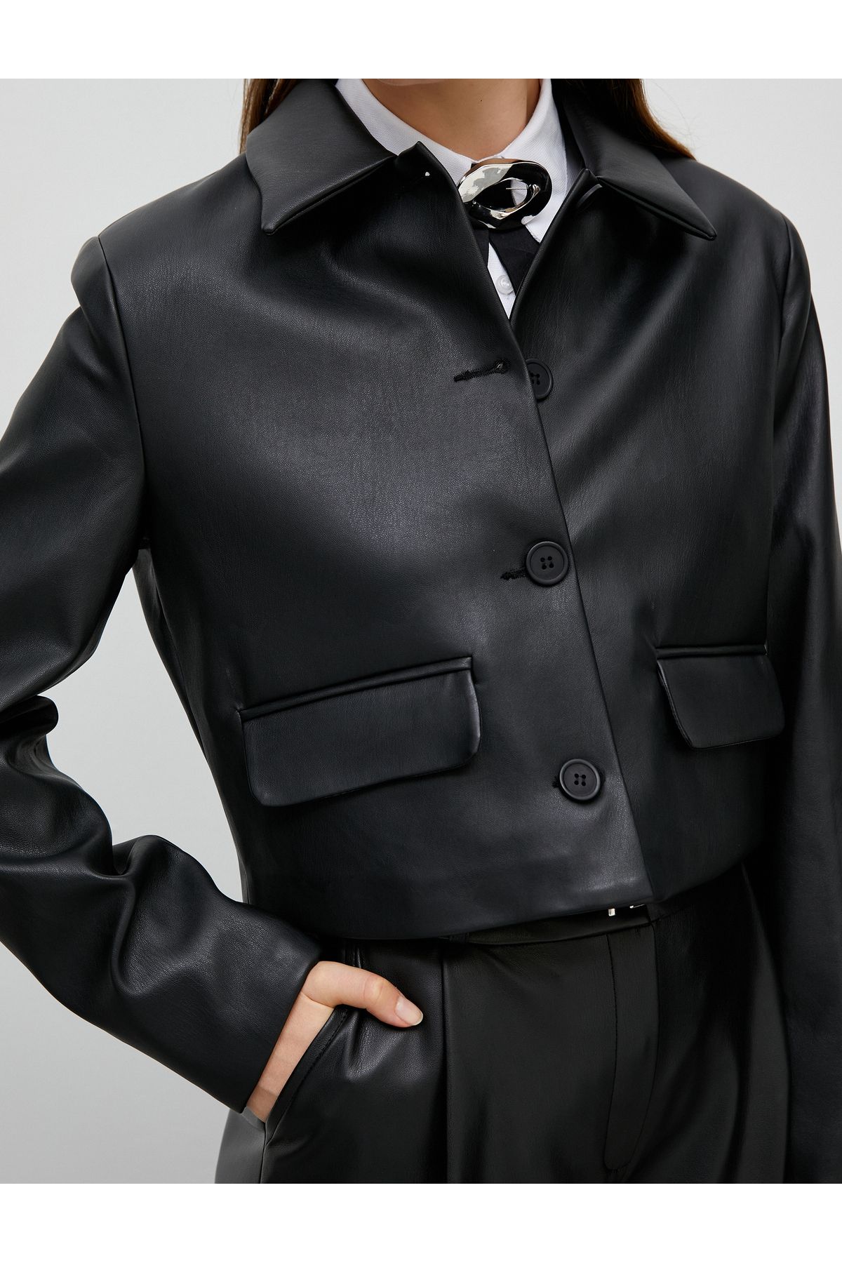 Suni Deri Ceket Crop Kapaklı Cepli Düğmeli Suni Deri Ceket Crop Kapaklı Cepli Düğmeli