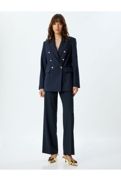 Kruvaze Blazer Ceket Bol Kalıp Kalça Boy Kapaklı Çift Cep Detaylı Kruvaze Blazer Ceket Bol Kalıp Kalça Boy Kapaklı Çift Cep Detaylı