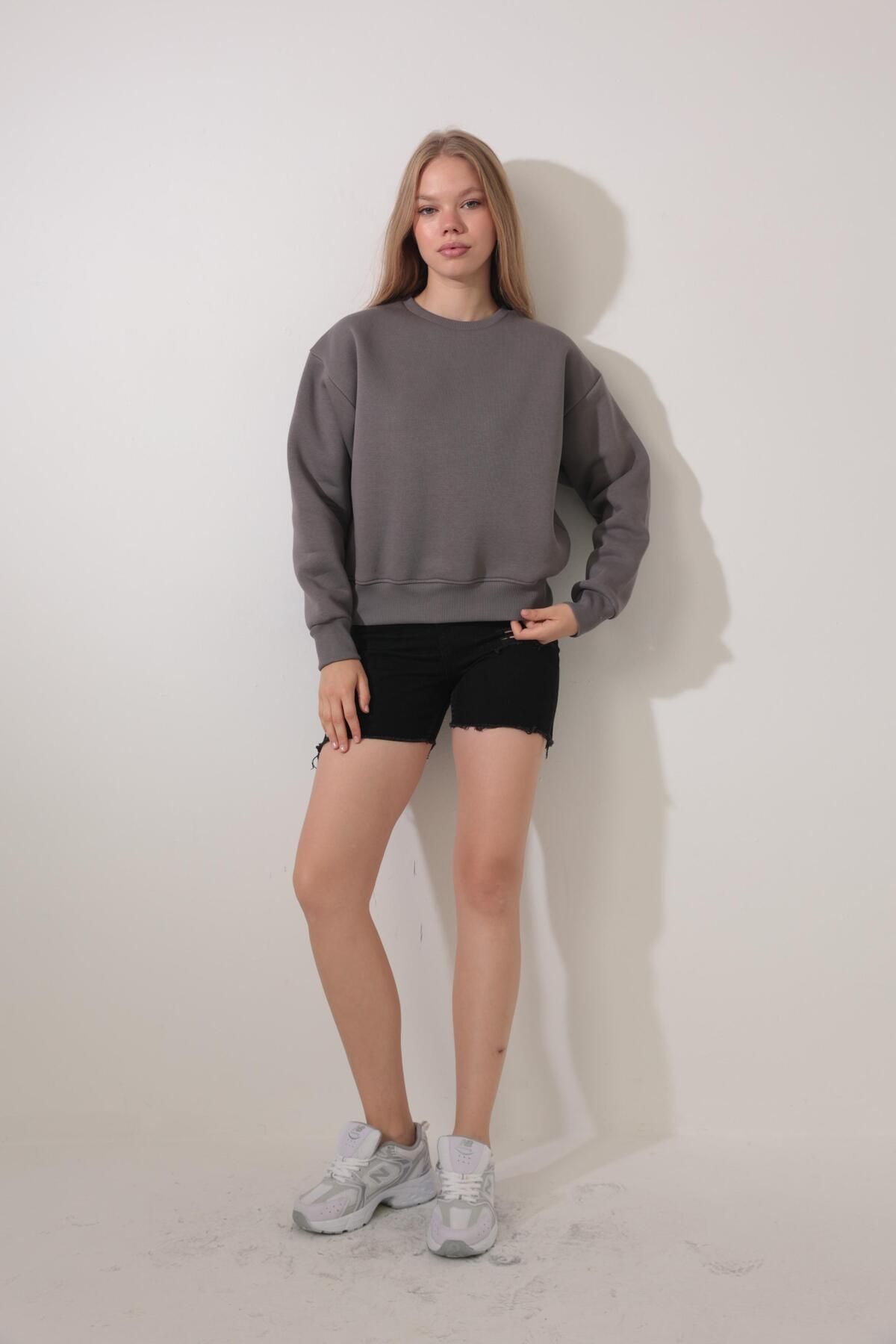 Antrasit Arkası Gül Nakışlı Bisiklet Yaka Sweatshirt - 2432