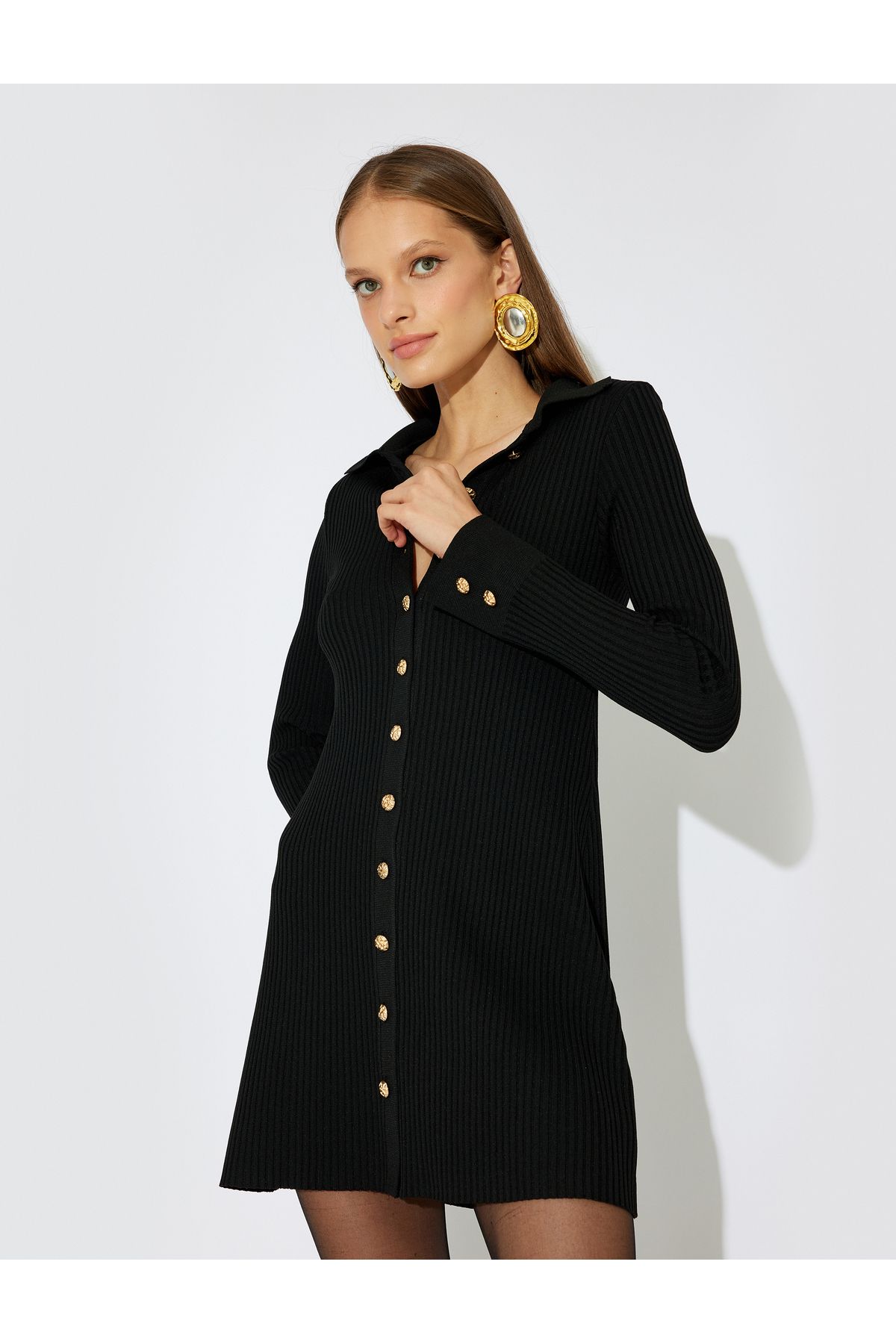 X Zeynep Bastık - Triko Elbise Polo Yaka Mini Boy Düğmeli Uzun Kollu X Zeynep Bastık - Triko Elbise Polo Yaka Mini Boy Düğmeli Uzun Kollu