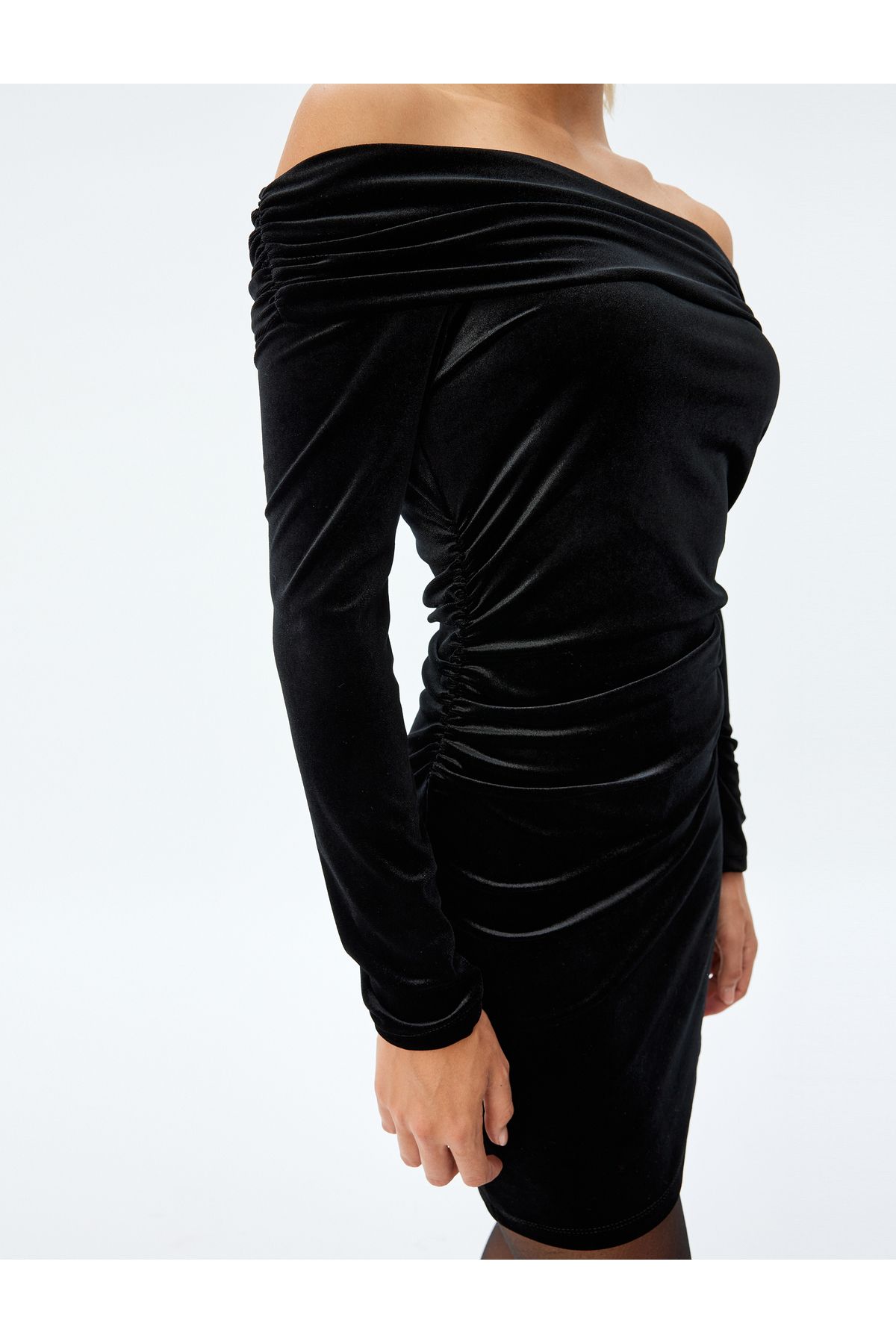 Mini Omzu Açık Kadife Elbise Uzun Kollu Kalem Form Slim Fit Mini Omzu Açık Kadife Elbise Uzun Kollu Kalem Form Slim Fit