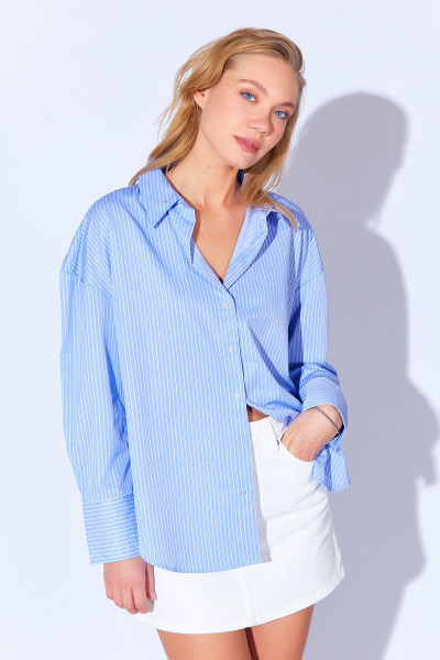 Mavi İnce Çizgili Pamuk Saten Oversize Rahat Kalıp Kadın Basic Gömlek EK100167432YN Mavi İnce Çizgili Pamuk Saten Oversize Rahat Kalıp Kadın Basic Gömlek EK100167432YN