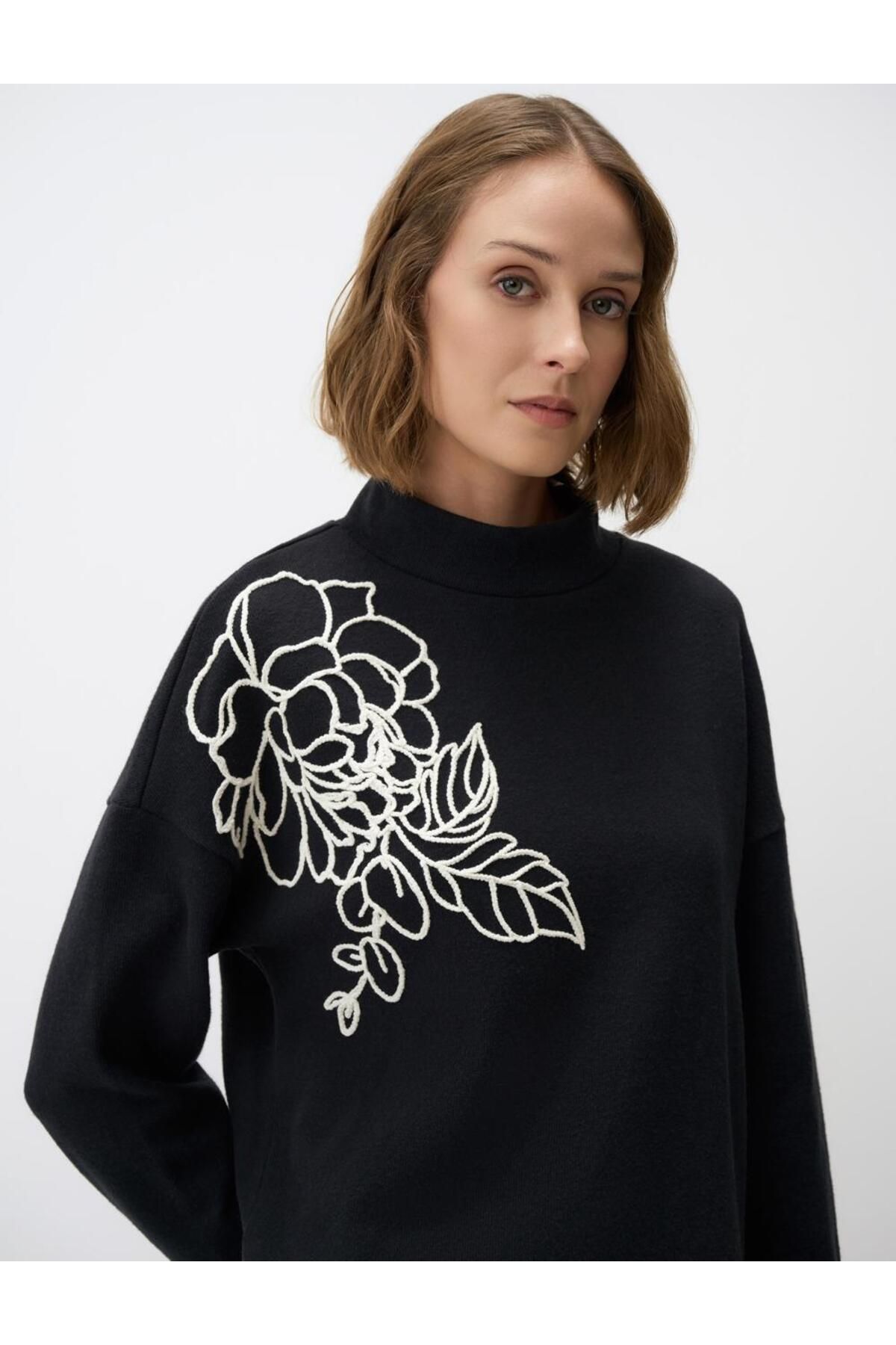 Siyah Balıkçı Yaka Floral Desenli Örme Kazak Siyah Balıkçı Yaka Floral Desenli Örme Kazak