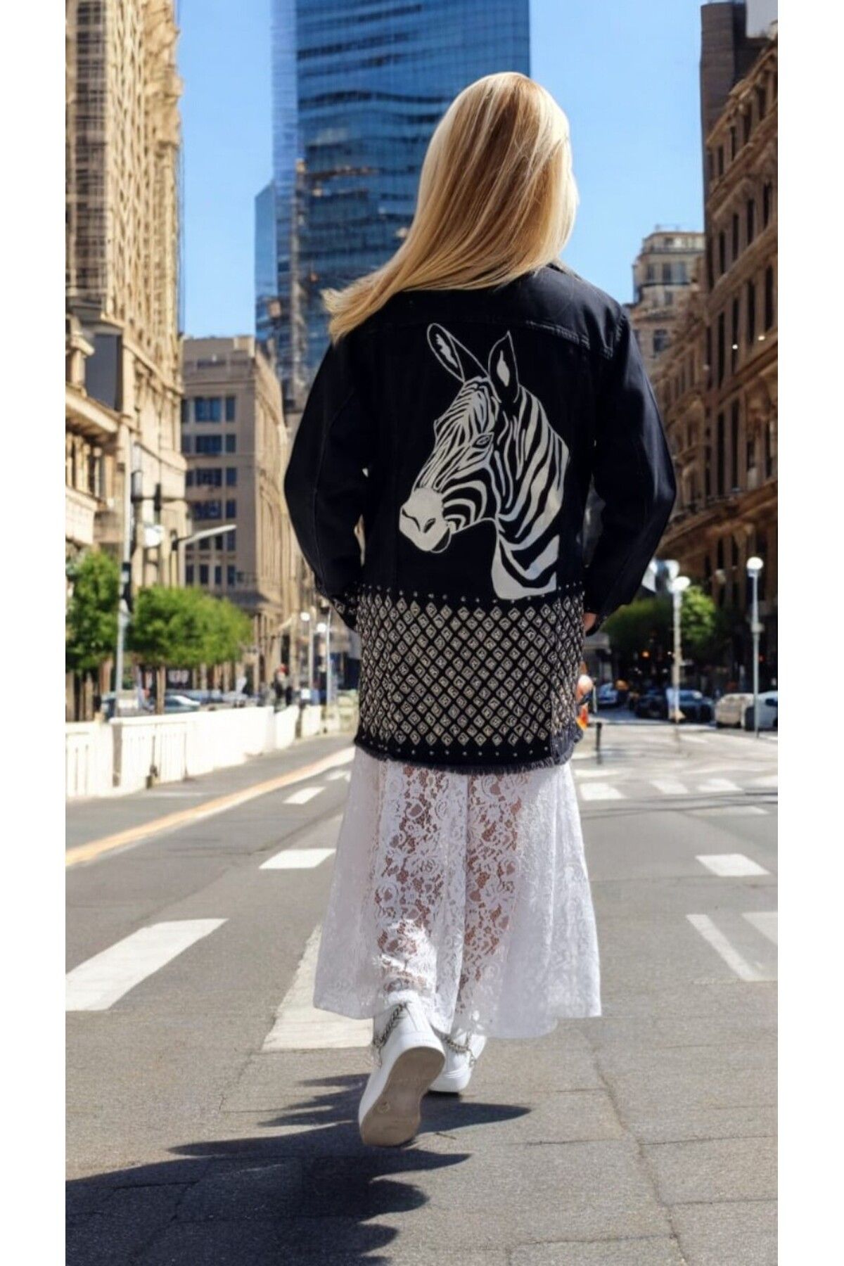 KADIN ÖZEL TASARIM KOT CEKET SİYAH, ÜZERİ İŞLEMELİ VE EL BOYAMASI DETAYLAR KADIN ÖZEL TASARIM KOT CEKET SİYAH, ÜZERİ İŞLEMELİ VE EL BOYAMASI DETAYLAR