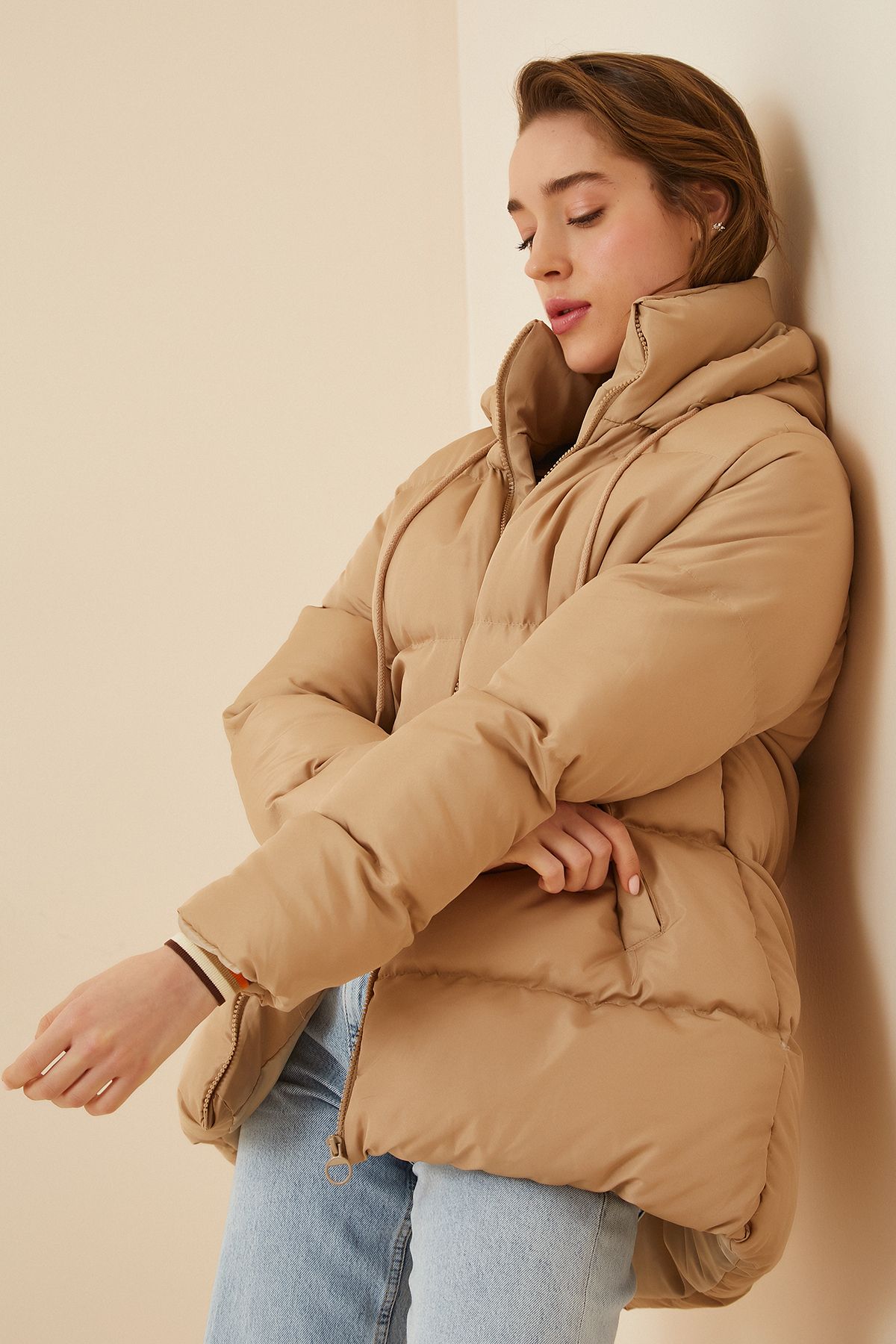 Kapüşonlu Oversize Şişme Mont BİSKÜVİ LRV0022 Kapüşonlu Oversize Şişme Mont BİSKÜVİ LRV0022