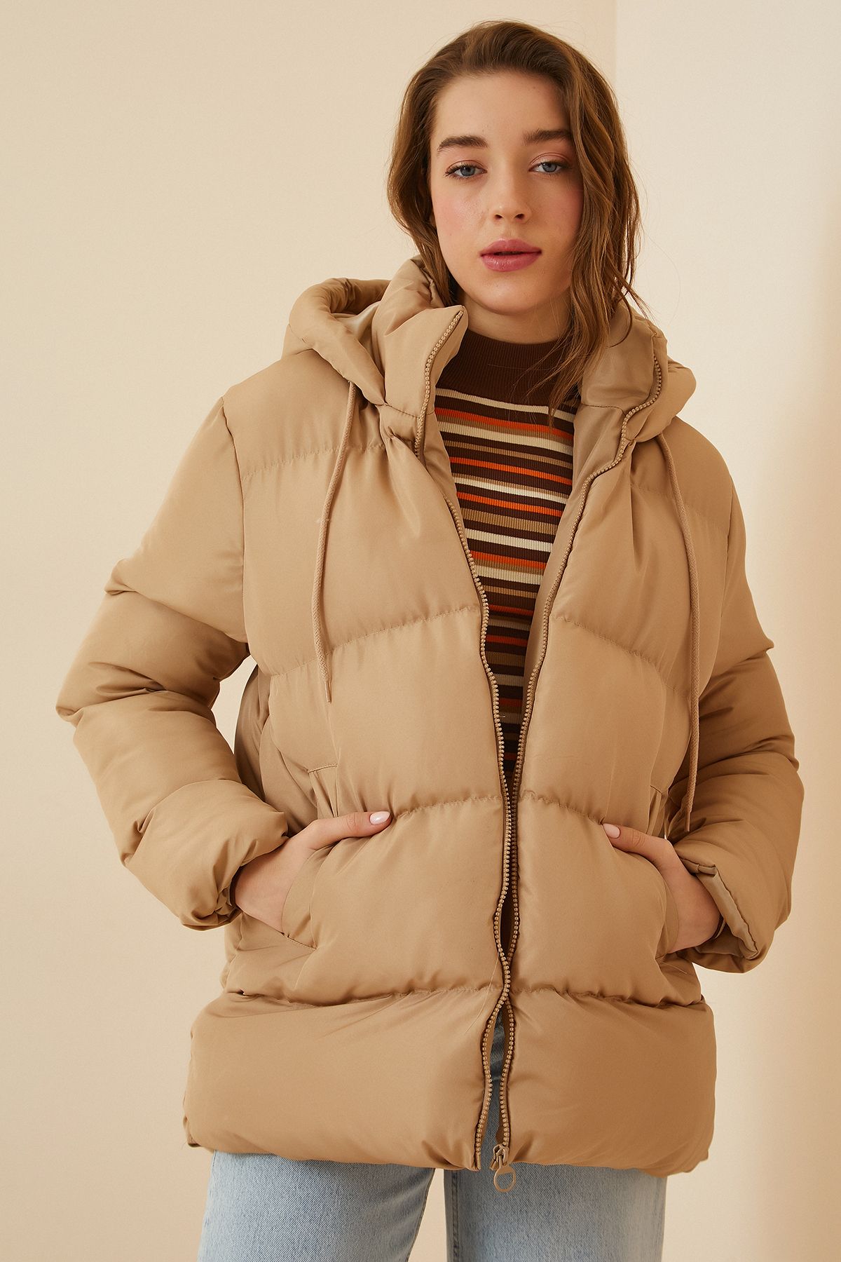 Kapüşonlu Oversize Şişme Mont BİSKÜVİ LRV0022 Kapüşonlu Oversize Şişme Mont BİSKÜVİ LRV0022