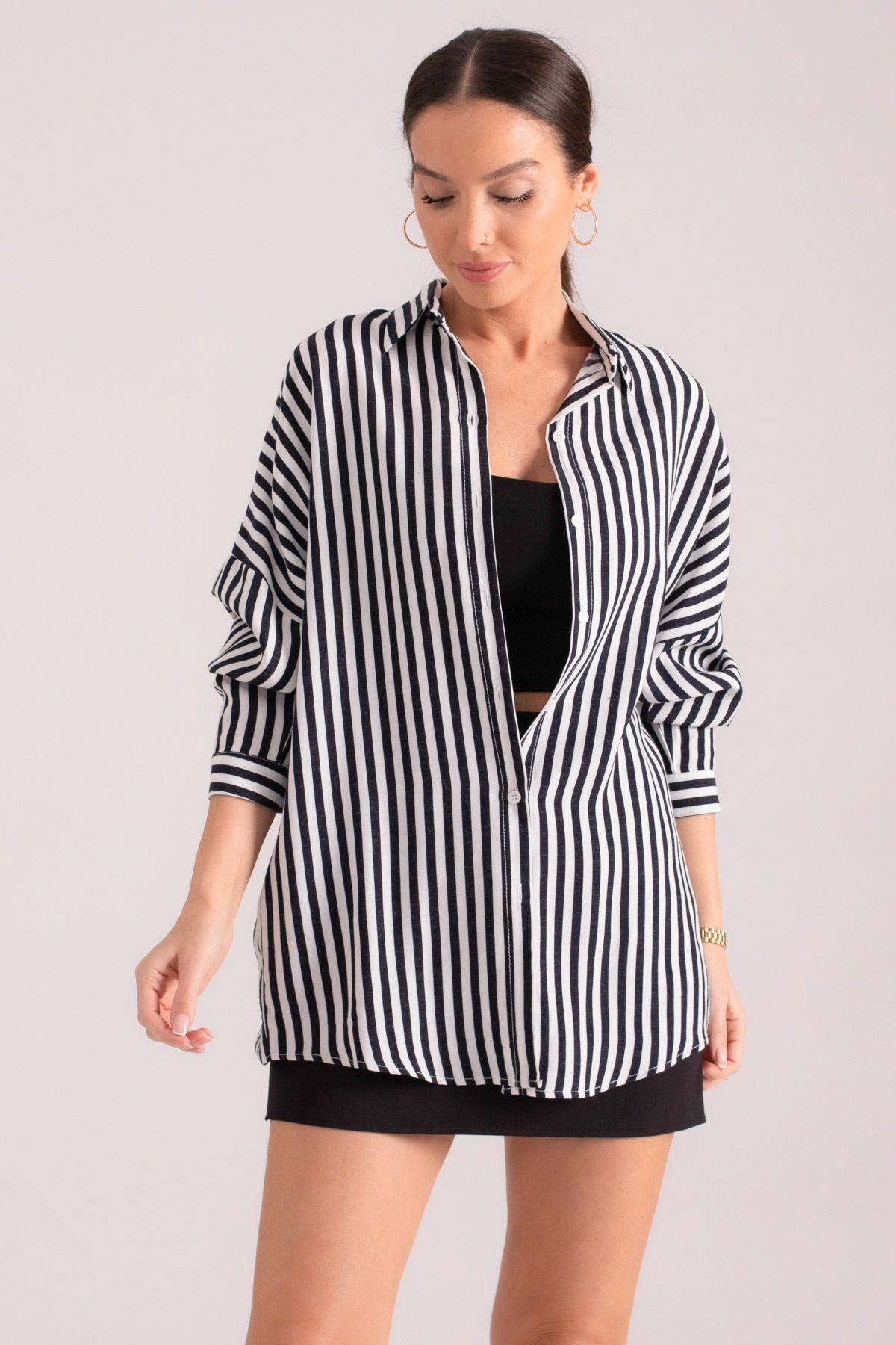 Kadın Siyah-Beyaz İnce Çizgili Oversize Uzun Basic Gömlek ARM-22Y001185 Kadın Siyah-Beyaz İnce Çizgili Oversize Uzun Basic Gömlek ARM-22Y001185