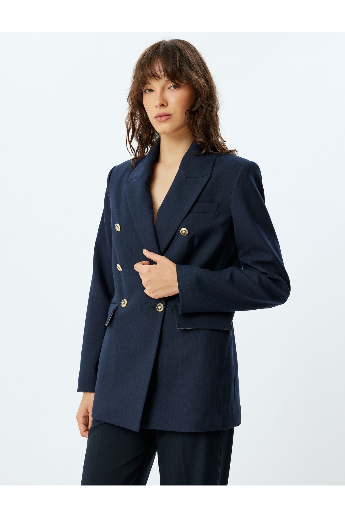 Kruvaze Blazer Ceket Bol Kalıp Kalça Boy Kapaklı Çift Cep Detaylı Kruvaze Blazer Ceket Bol Kalıp Kalça Boy Kapaklı Çift Cep Detaylı