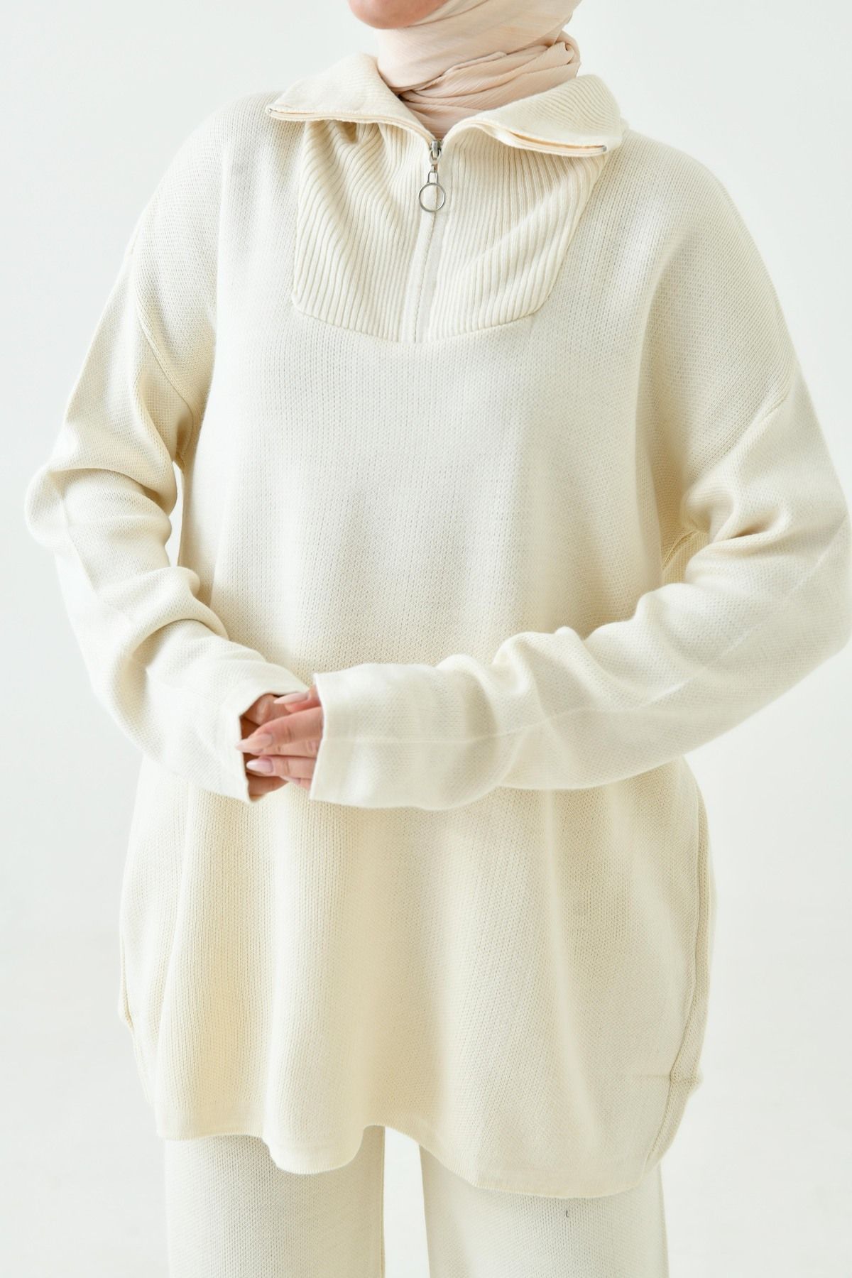 Triko Kumaş Oversize Krem Kazak ve Yüksek Bel Pantolon Alt Üst Modest Tesettür Triko Takım 7000 Triko Kumaş Oversize Krem Kazak ve Yüksek Bel Pantolon Alt Üst Modest Tesettür Triko Takım 7000