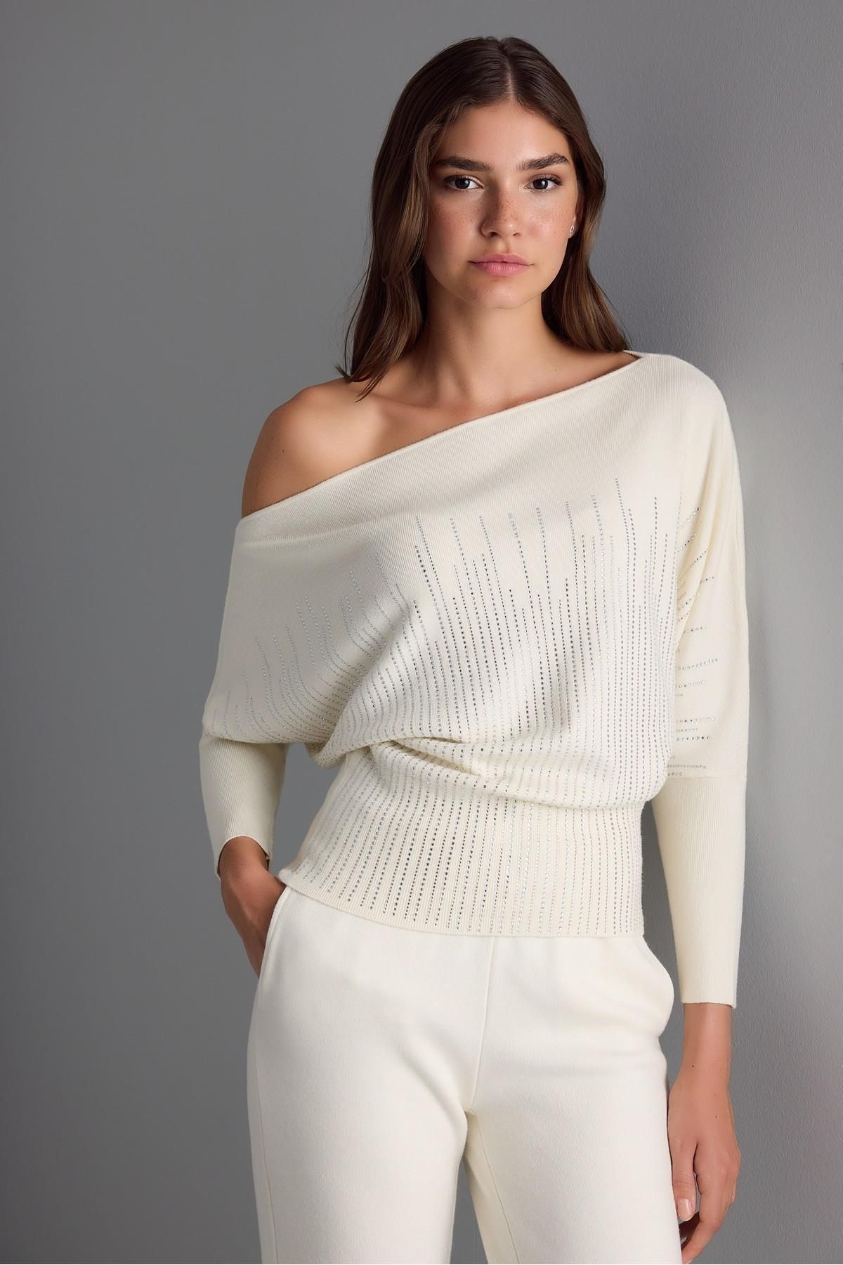 Taş Baskılı Kayık Yaka Ekru Triko Bluz Taş Baskılı Kayık Yaka Ekru Triko Bluz