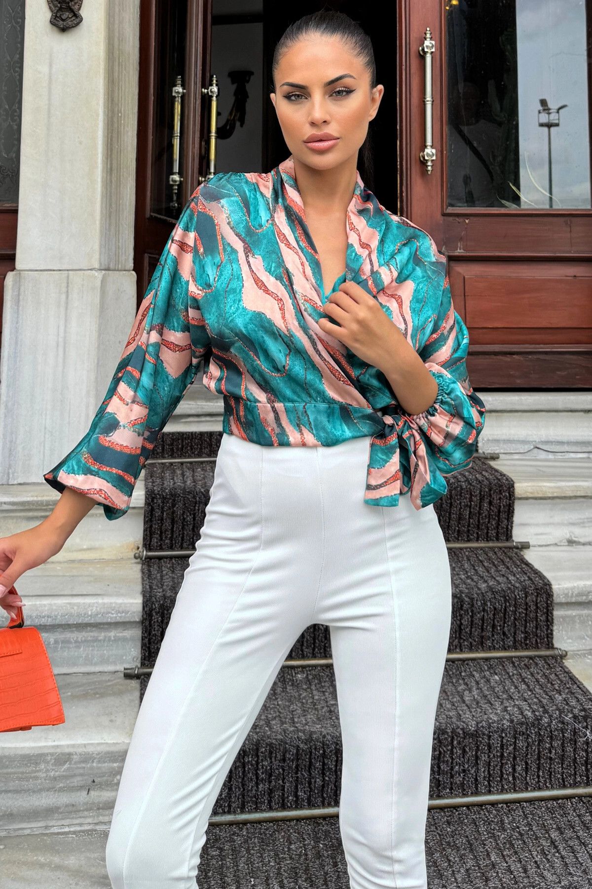 Kadın Yeşil Metalik Dokunuşlu Kruvaze Yaka Fiyonk Detaylı Saten Bluz Kadın Yeşil Metalik Dokunuşlu Kruvaze Yaka Fiyonk Detaylı Saten Bluz