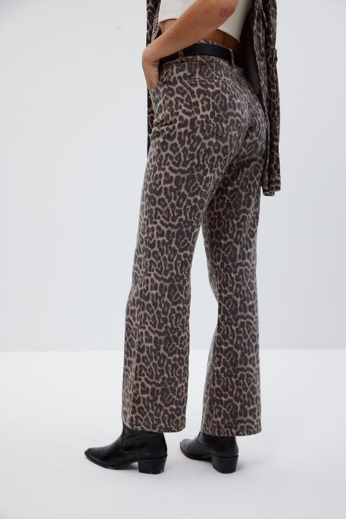Leopar Desenli Geniş Paça Açık Kahverengi Kadın Kot Pantolon Leopar Desenli Geniş Paça Açık Kahverengi Kadın Kot Pantolon