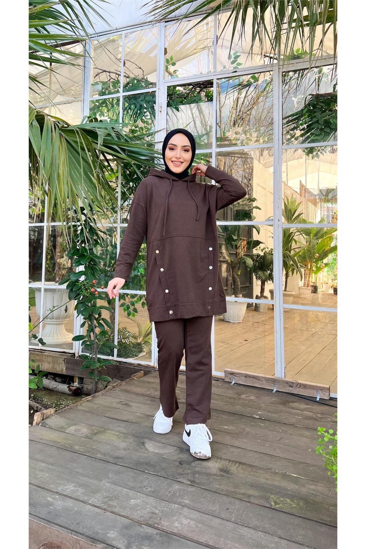 Kapşonlu Çıtçıt Detaylı Kısa Sweat Pantolon Ikili Tesettür Eşofman Takımı - 03079.028 - Kahverengi Kapşonlu Çıtçıt Detaylı Kısa Sweat Pantolon Ikili Tesettür Eşofman Takımı - 03079.028 - Kahverengi