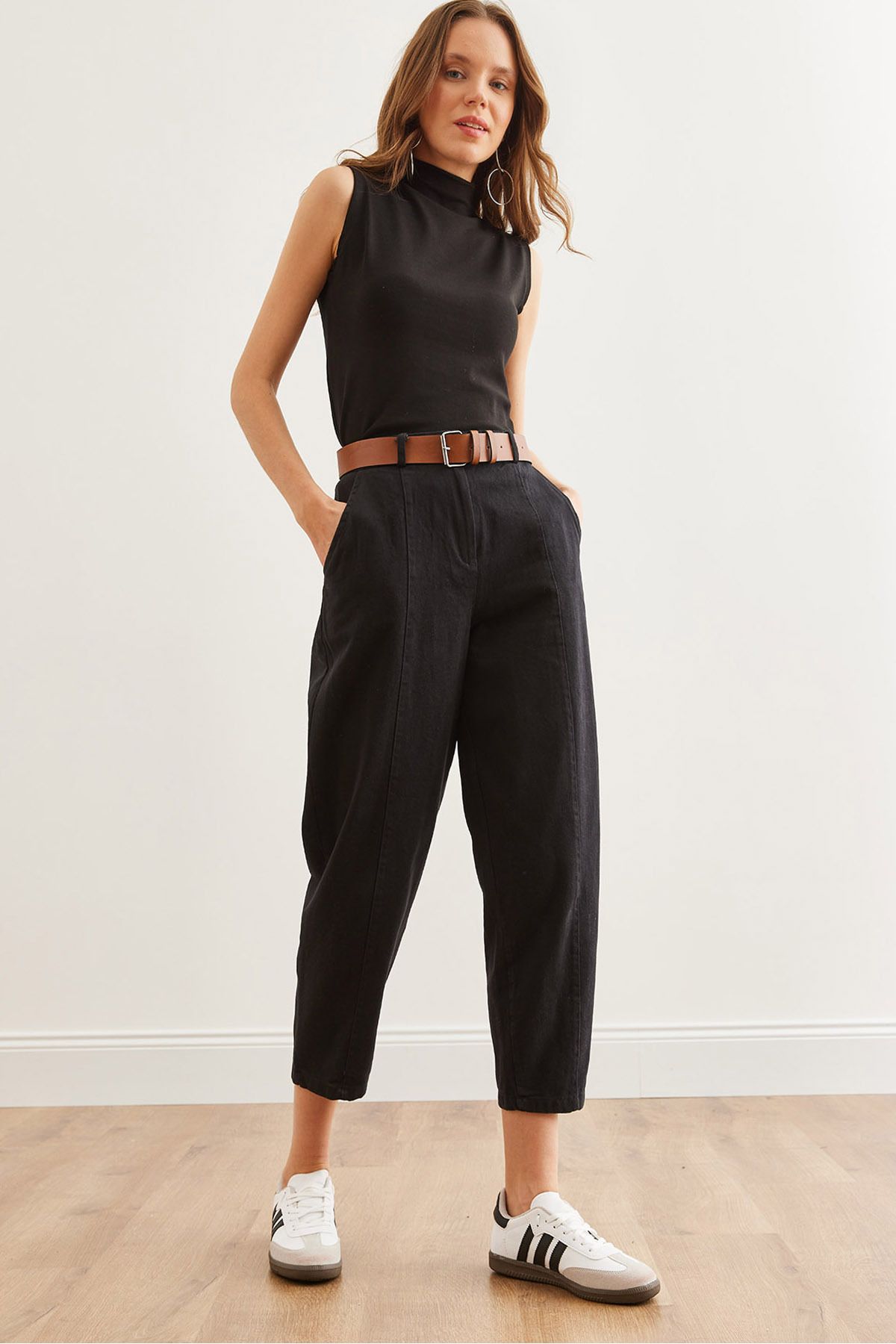 Kadın Siyah Kemerli Dikiş Detaylı Baggy Gabardin Pantolon PNT-19000292 Kadın Siyah Kemerli Dikiş Detaylı Baggy Gabardin Pantolon PNT-19000292
