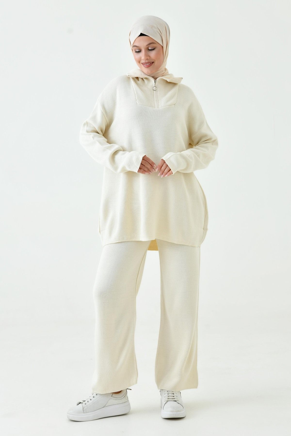 Triko Kumaş Oversize Krem Kazak ve Yüksek Bel Pantolon Alt Üst Modest Tesettür Triko Takım 7000 Triko Kumaş Oversize Krem Kazak ve Yüksek Bel Pantolon Alt Üst Modest Tesettür Triko Takım 7000