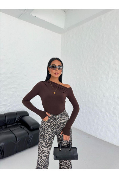 Kadın Sandy Kumaş Kayık Yaka Omuzdan Drapeli El Detaylı Bluz Kadın Sandy Kumaş Kayık Yaka Omuzdan Drapeli El Detaylı Bluz