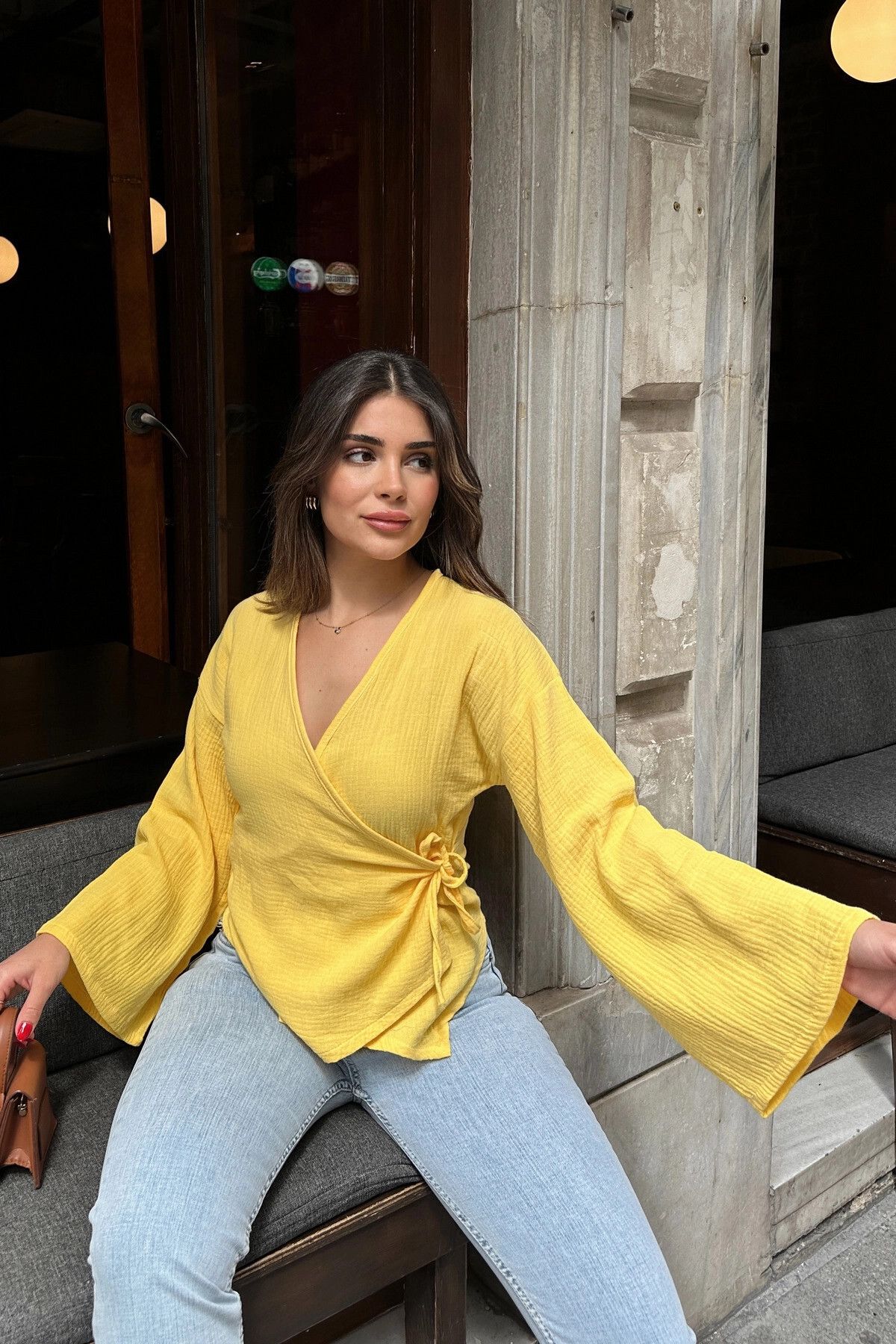Kadın Sarı Kruvaze Yaka, Çapraz Bağlamalı, Flare Kollu, Salaş Müslin Bluz Kadın Sarı Kruvaze Yaka, Çapraz Bağlamalı, Flare Kollu, Salaş Müslin Bluz