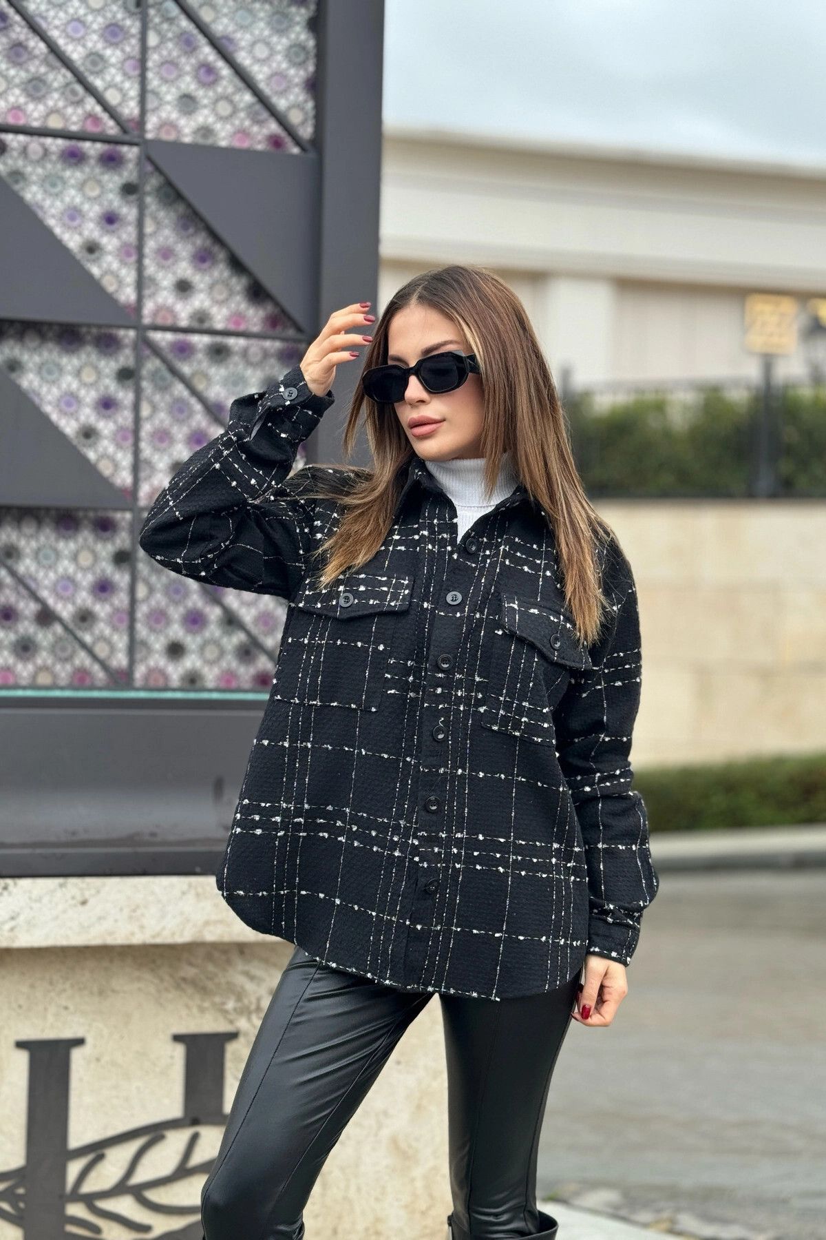 Kadın Siyah Ekose Tüvit Kumaş, Çift Cepli Uzun Salaş Gömlek Ceket Kadın Siyah Ekose Tüvit Kumaş, Çift Cepli Uzun Salaş Gömlek Ceket