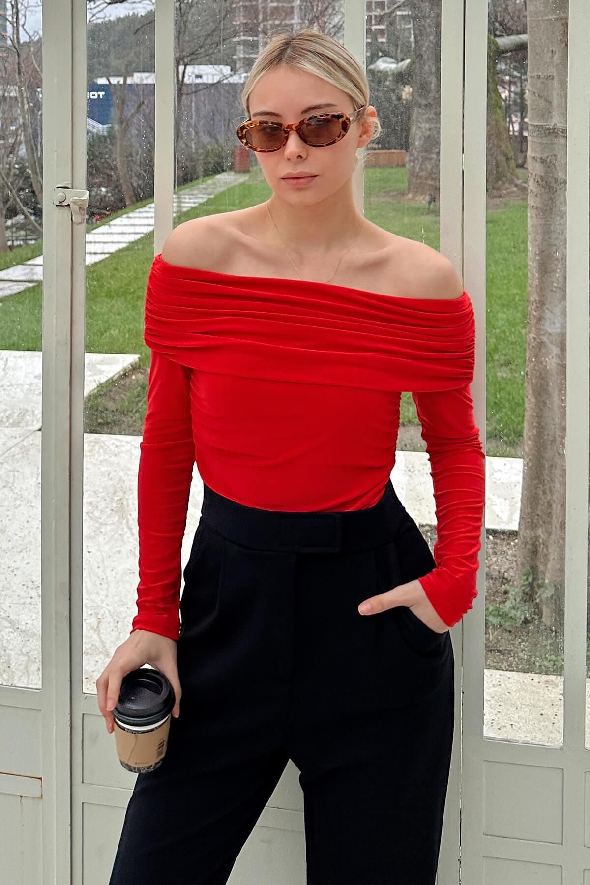 Kırmızı Fels Drapeli Madonna Yaka Açık Omuz Kadın Bluz Kırmızı Fels Drapeli Madonna Yaka Açık Omuz Kadın Bluz