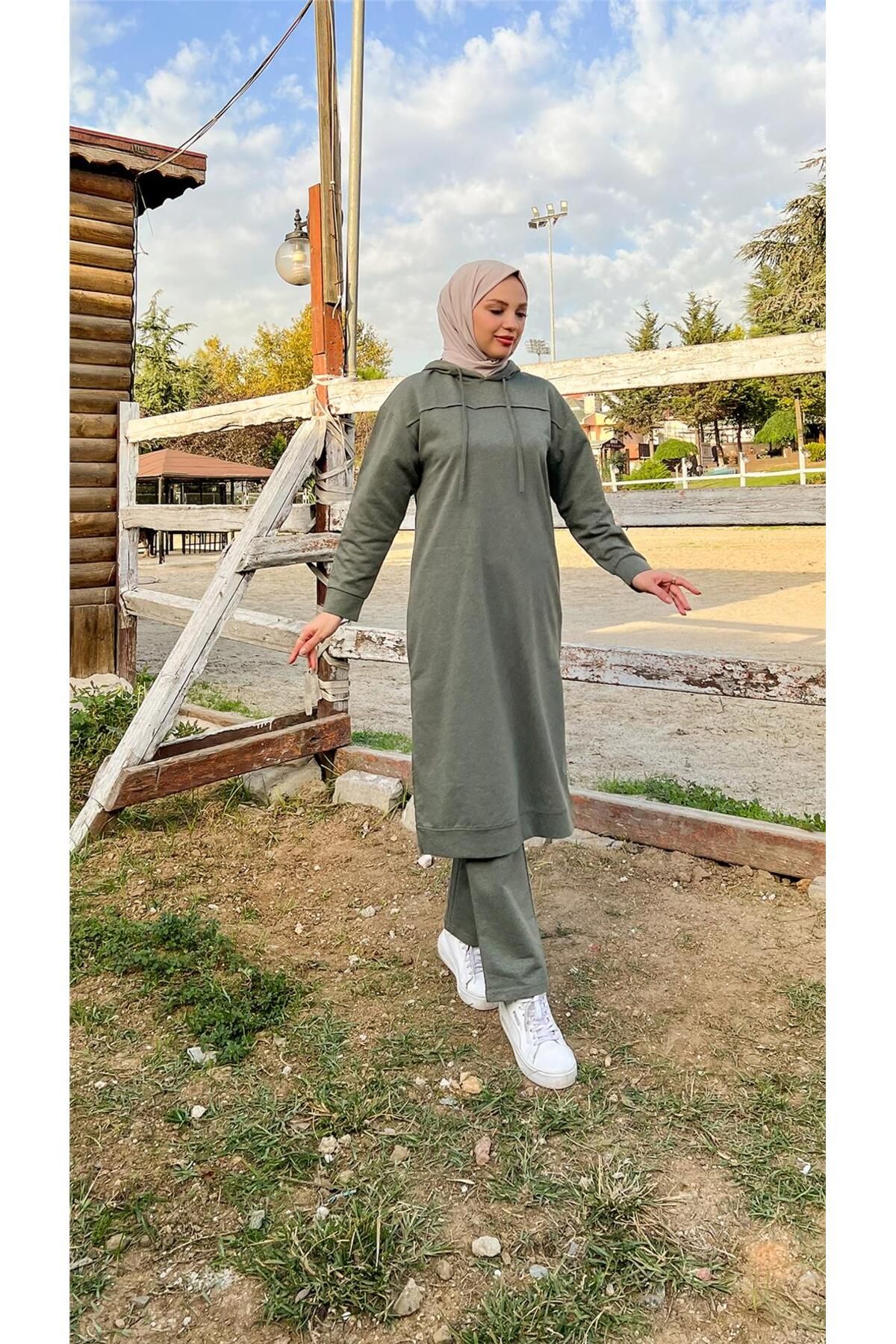 Uzun Tunik Kapşonlu Kenardan Yırtmaçlı Ikili Spor Takım - 03034.005 - Haki Uzun Tunik Kapşonlu Kenardan Yırtmaçlı Ikili Spor Takım - 03034.005 - Haki
