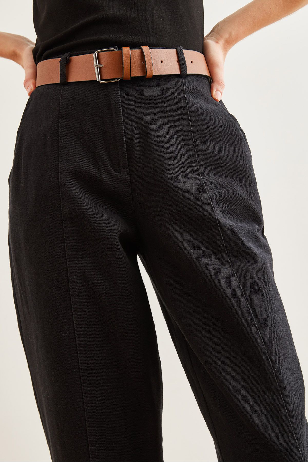 Kadın Siyah Kemerli Dikiş Detaylı Baggy Gabardin Pantolon PNT-19000292 Kadın Siyah Kemerli Dikiş Detaylı Baggy Gabardin Pantolon PNT-19000292