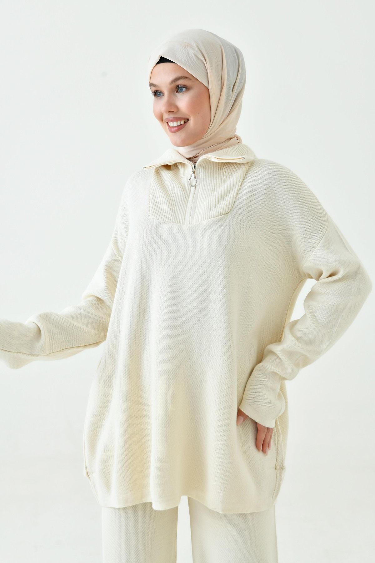 Triko Kumaş Oversize Krem Kazak ve Yüksek Bel Pantolon Alt Üst Modest Tesettür Triko Takım 7000 Triko Kumaş Oversize Krem Kazak ve Yüksek Bel Pantolon Alt Üst Modest Tesettür Triko Takım 7000