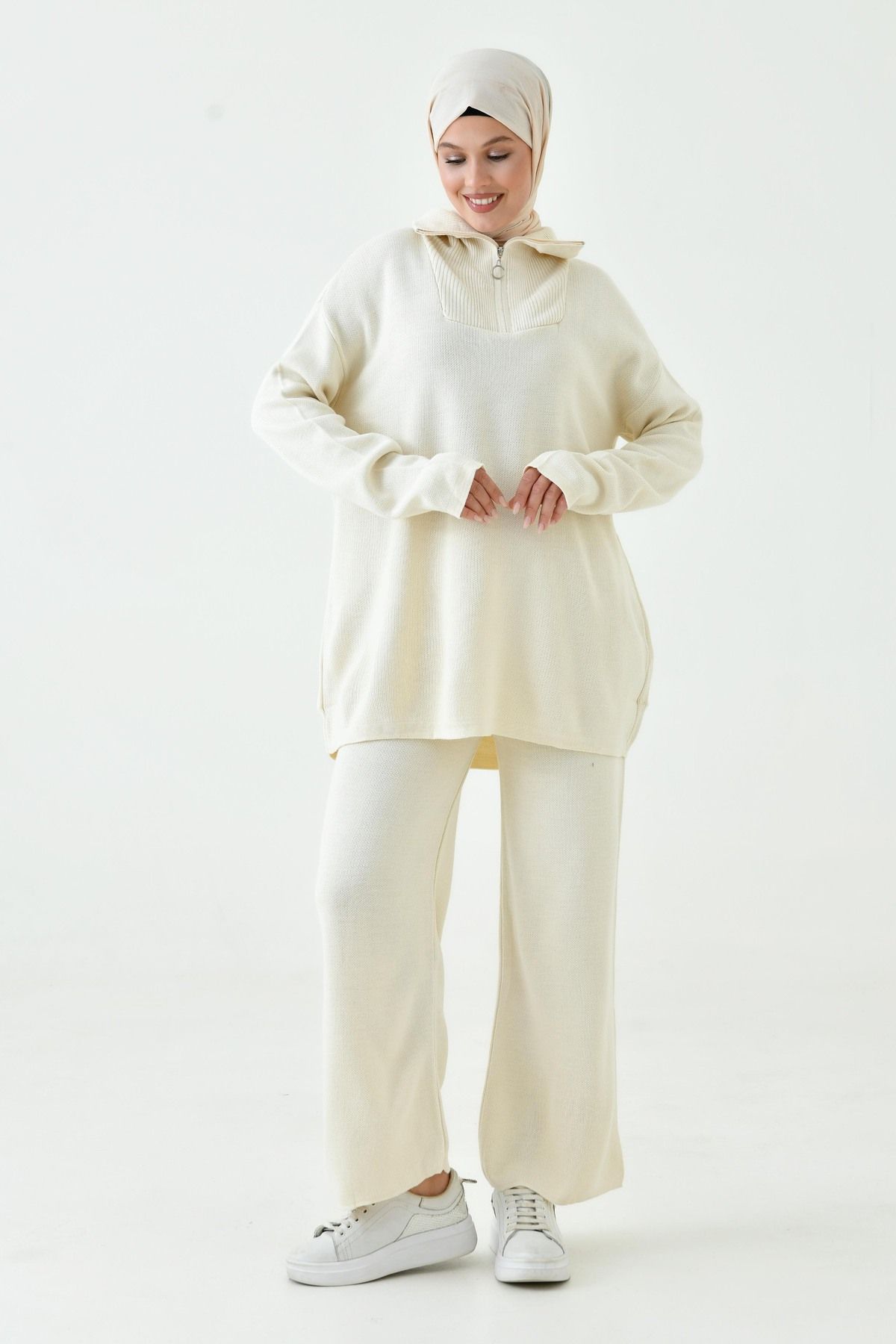 Triko Kumaş Oversize Krem Kazak ve Yüksek Bel Pantolon Alt Üst Modest Tesettür Triko Takım 7000 Triko Kumaş Oversize Krem Kazak ve Yüksek Bel Pantolon Alt Üst Modest Tesettür Triko Takım 7000