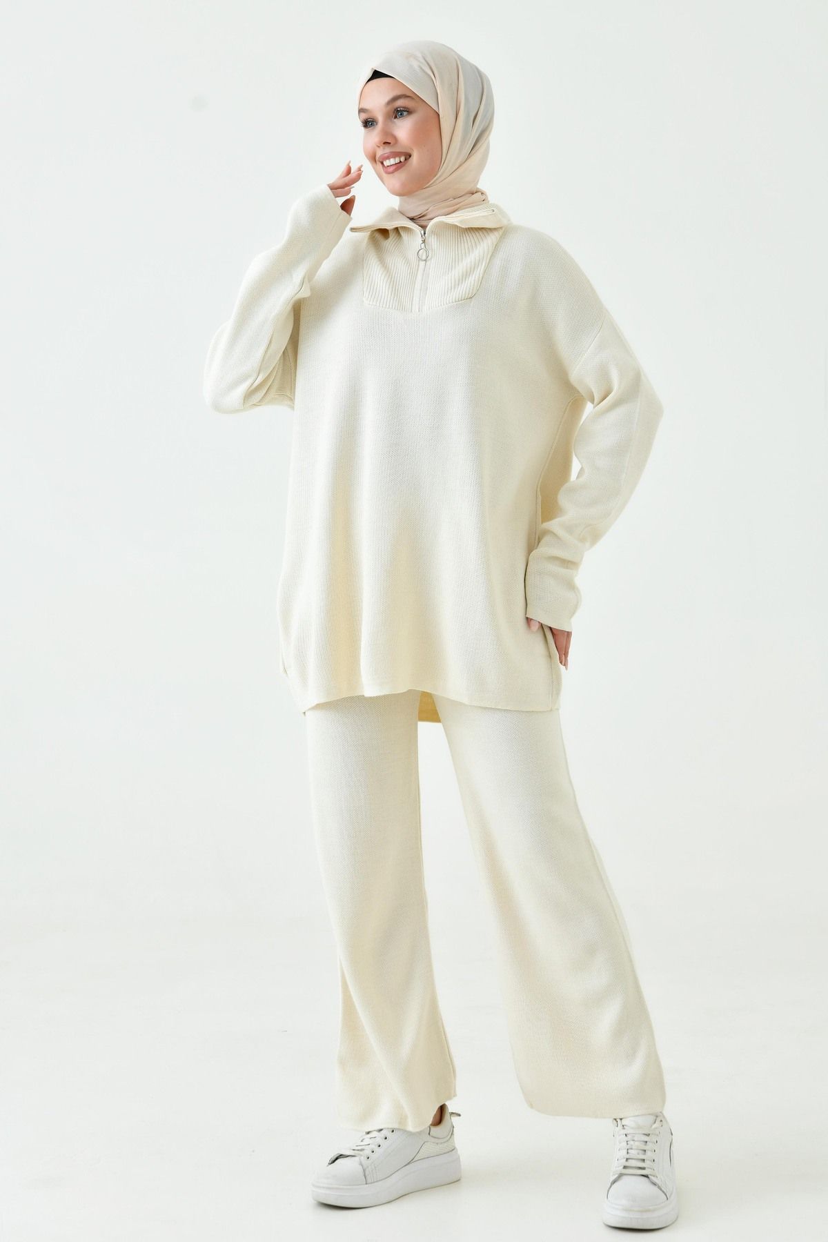 Triko Kumaş Oversize Krem Kazak ve Yüksek Bel Pantolon Alt Üst Modest Tesettür Triko Takım 7000 Triko Kumaş Oversize Krem Kazak ve Yüksek Bel Pantolon Alt Üst Modest Tesettür Triko Takım 7000